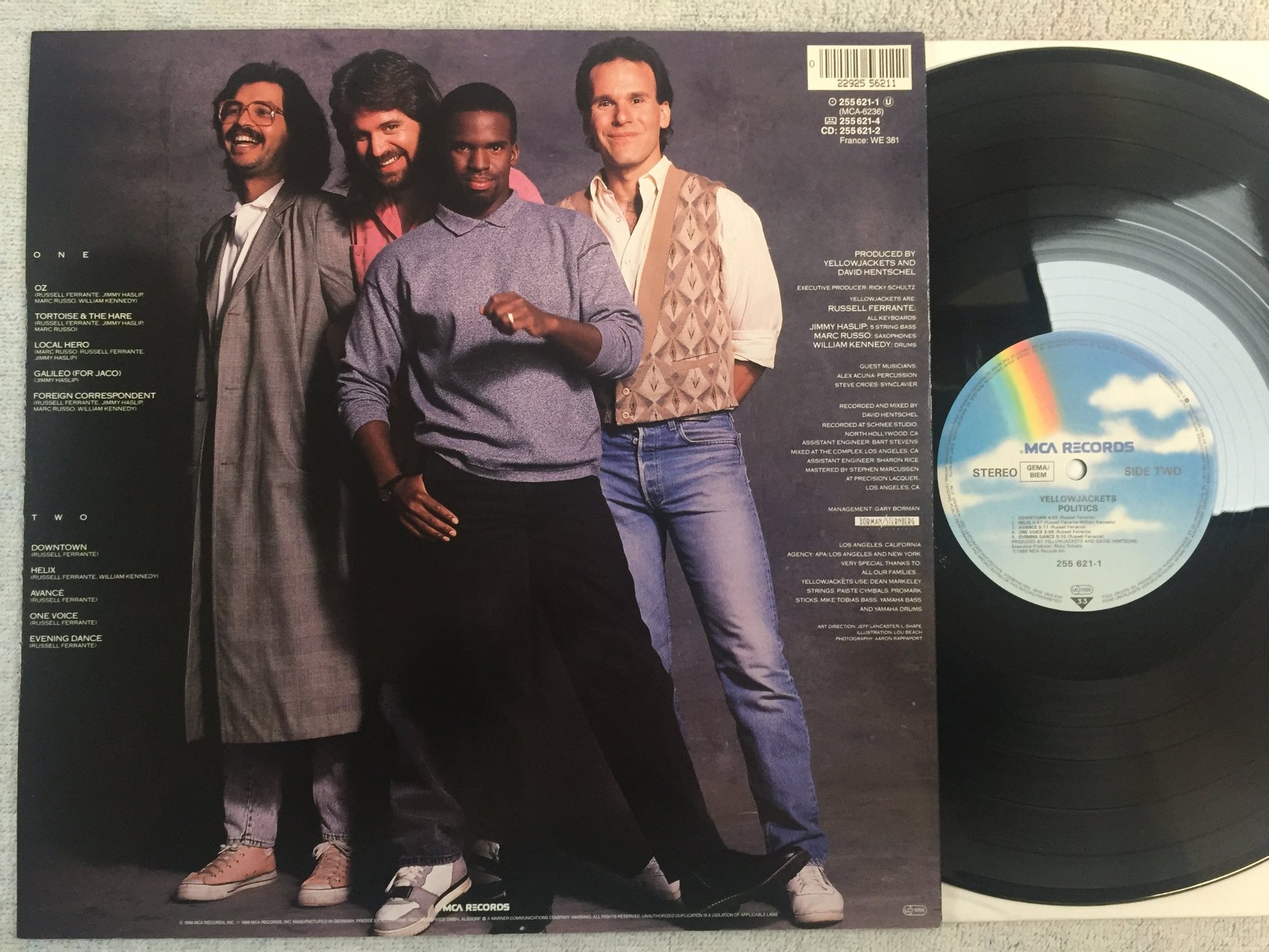 Omslagsbild för skivan YELLOWJACKETS politics LP -88 Ger MCA 255 621-1