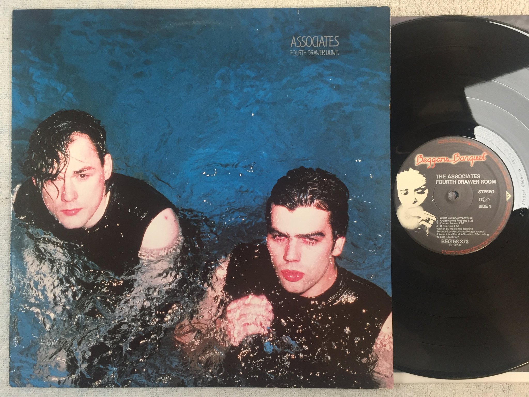 Omslagsbild för skivan ASSOCIATES fourth drawer room LP -81 ncb BEGGARS BANQUET BEG 58373