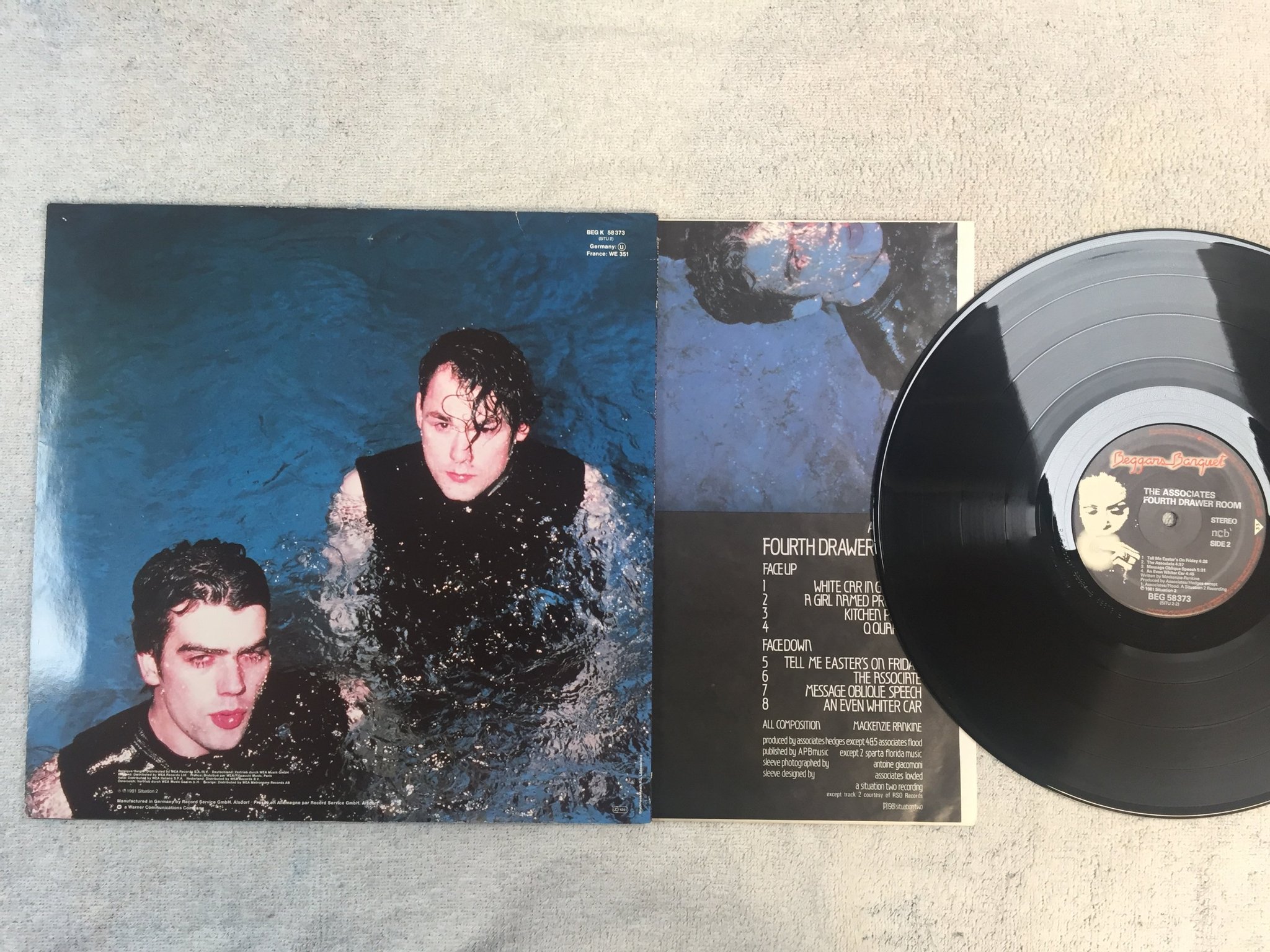 Omslagsbild för skivan ASSOCIATES fourth drawer room LP -81 ncb BEGGARS BANQUET BEG 58373