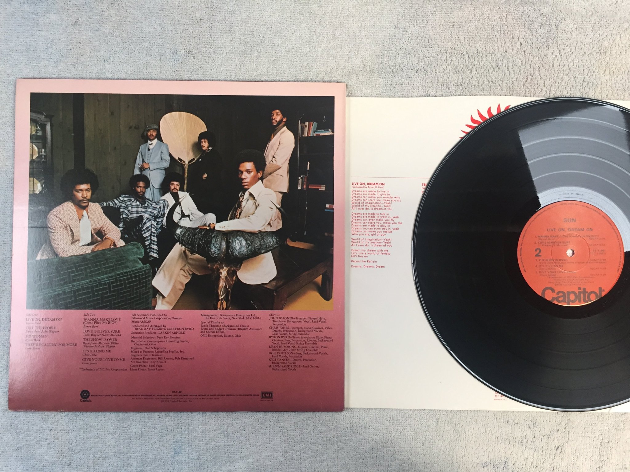 Omslagsbild för skivan SUN live on, dream in LP -76 US CAPITOL ST 11461