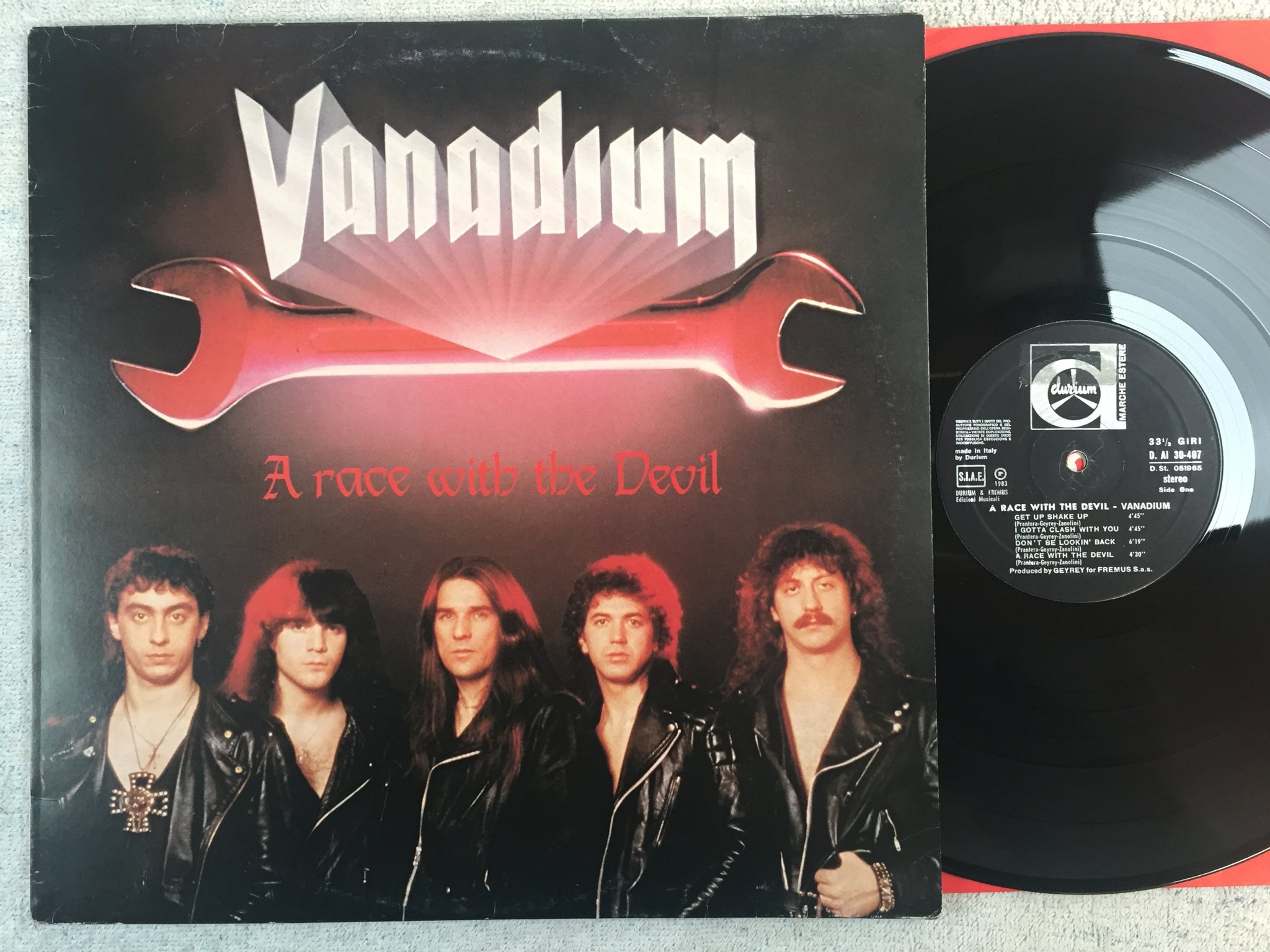 Omslagsbild för skivan VANADIUM a race with the devil LP -83 Ita DAI 30407 