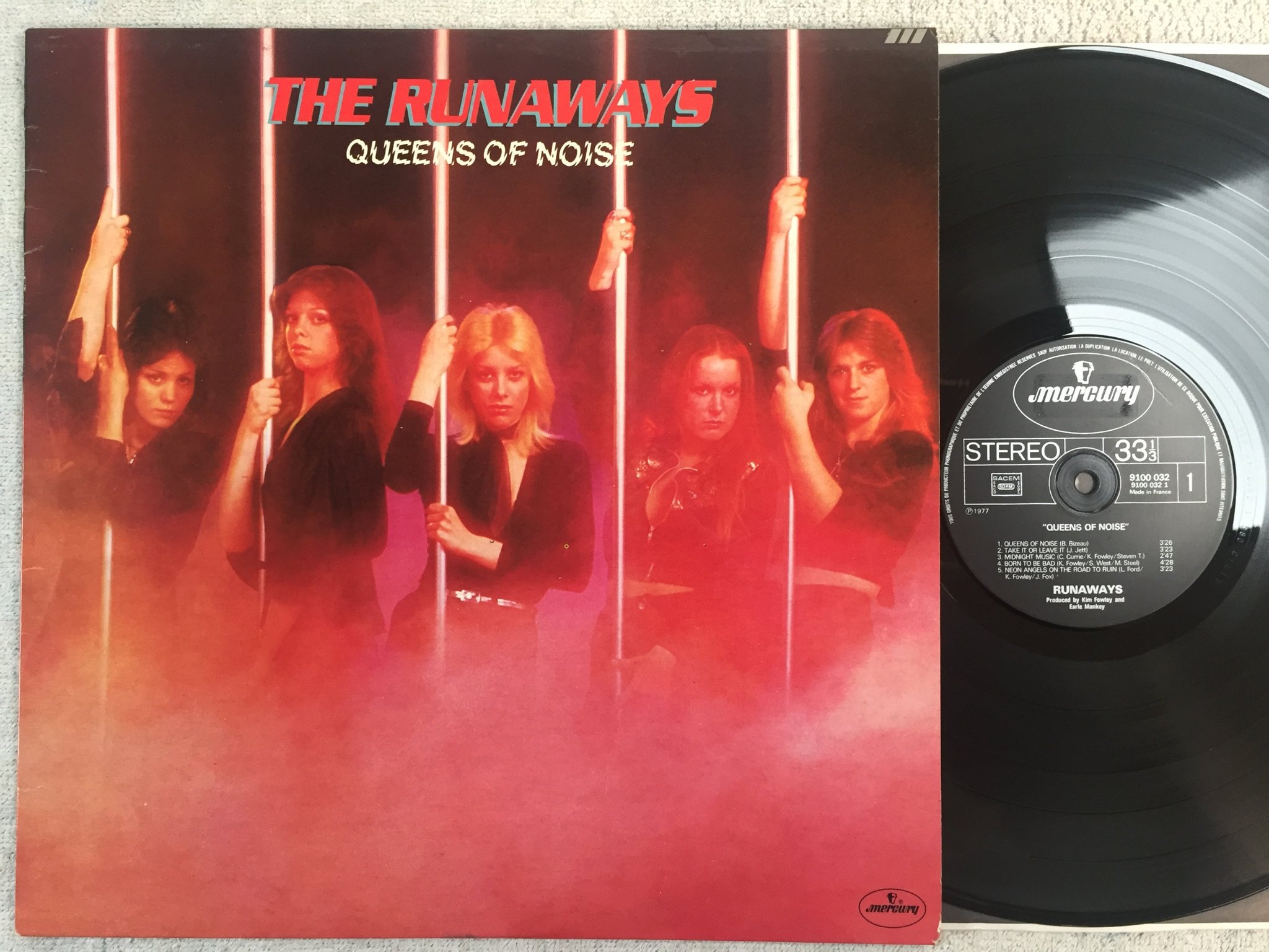 Omslagsbild för skivan RUNAWAYS queens of noise LP -77 Fra MERCURY 9100 032
