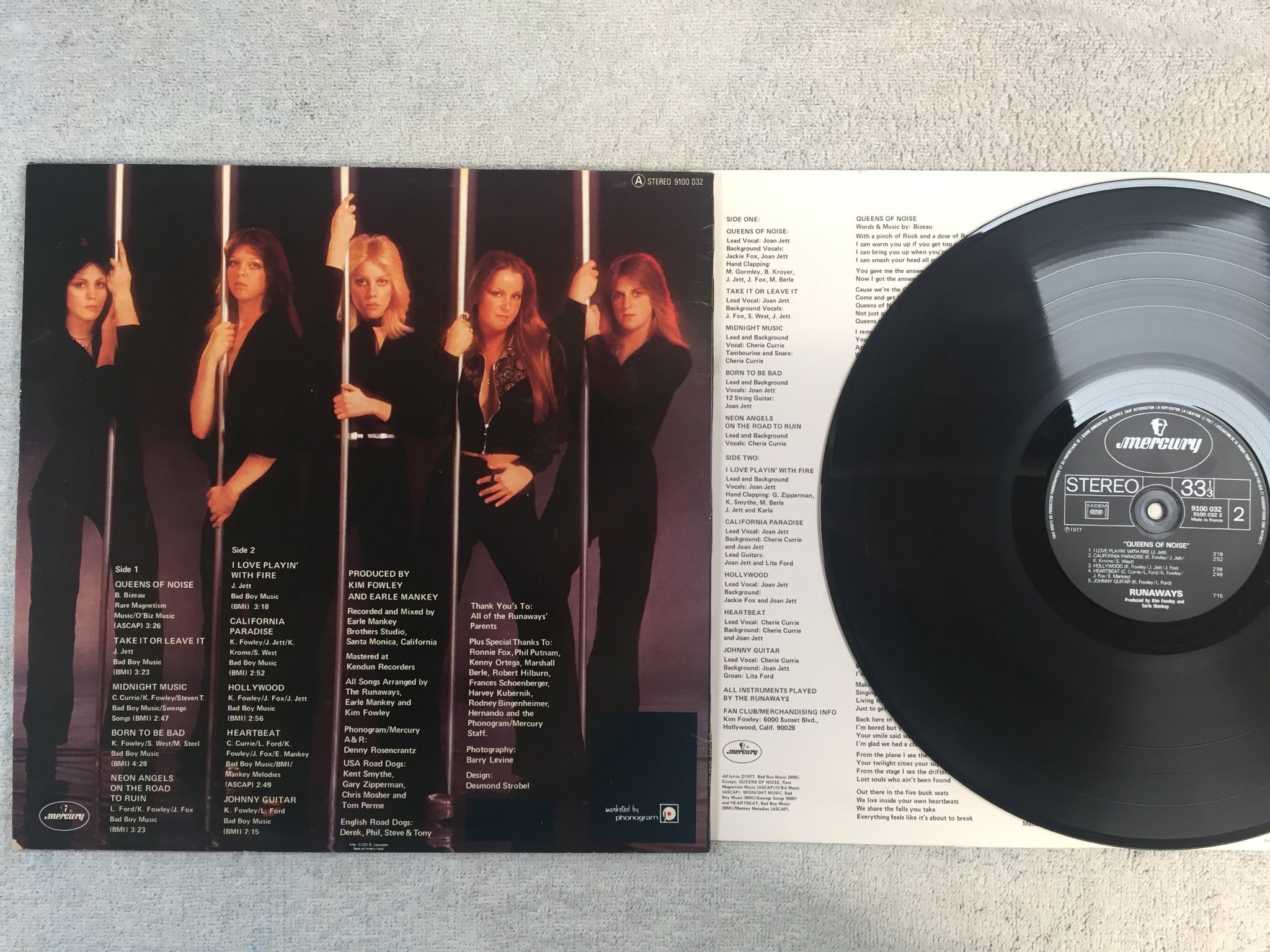 Omslagsbild för skivan RUNAWAYS queens of noise LP -77 Fra MERCURY 9100 032