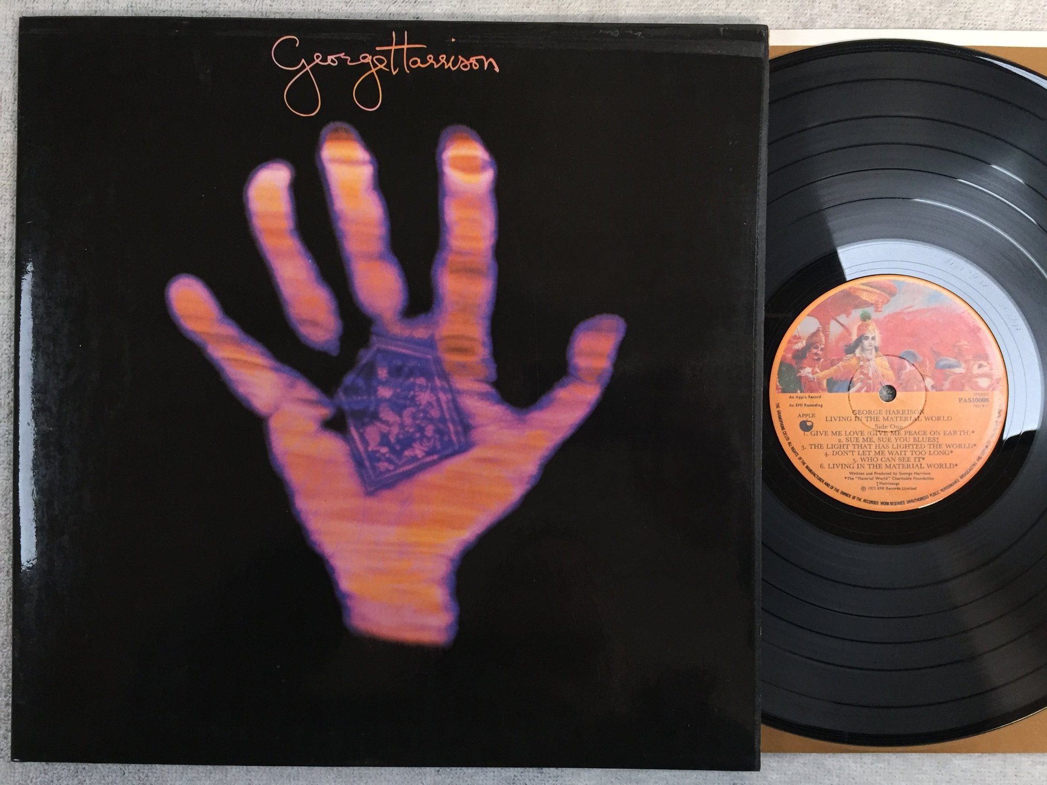 Omslagsbild för skivan GEORGE HARRISON living in the material world LP -73 UK APPLE  PAS10006