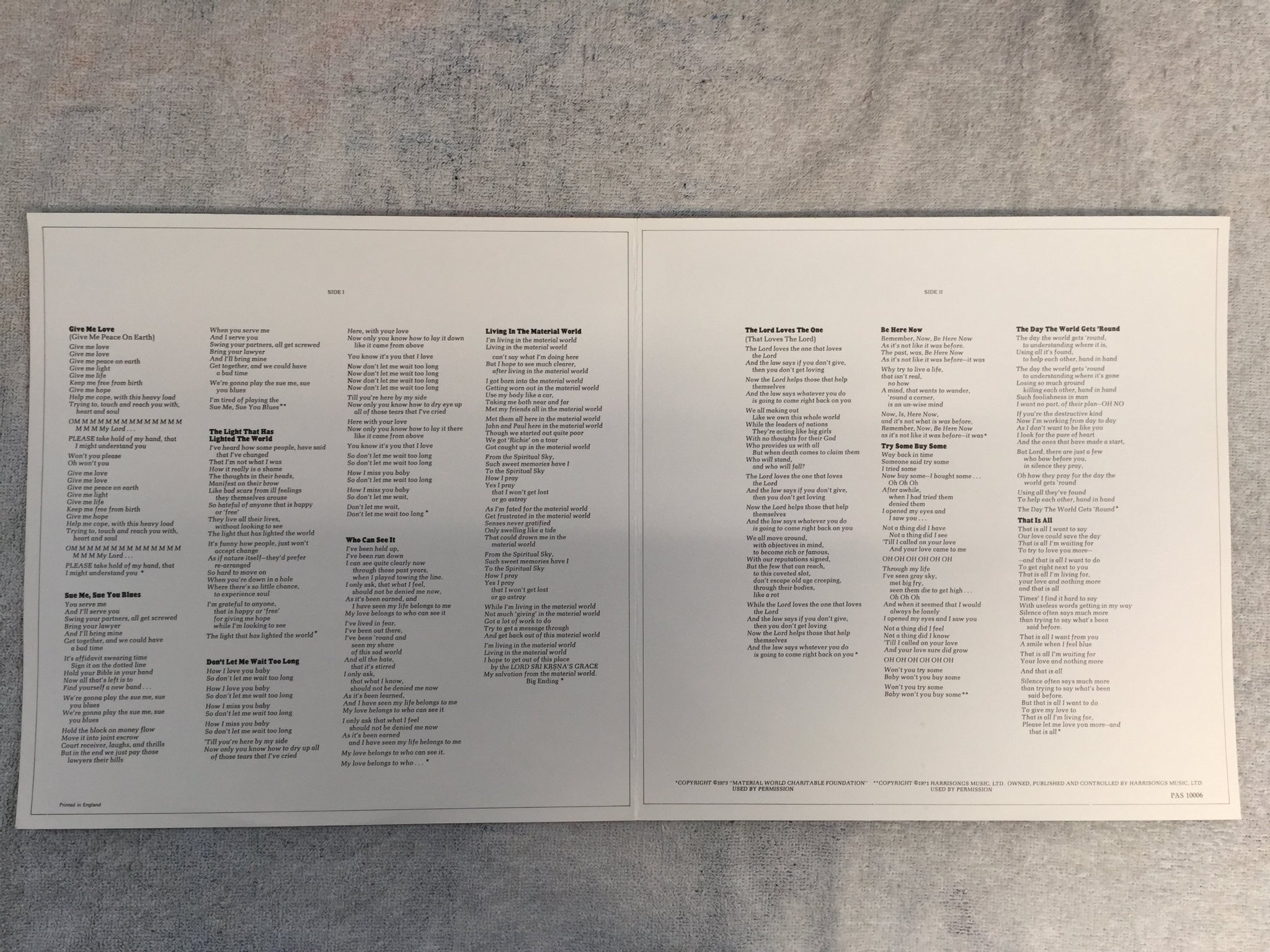 Omslagsbild för skivan GEORGE HARRISON living in the material world LP -73 UK APPLE  PAS10006