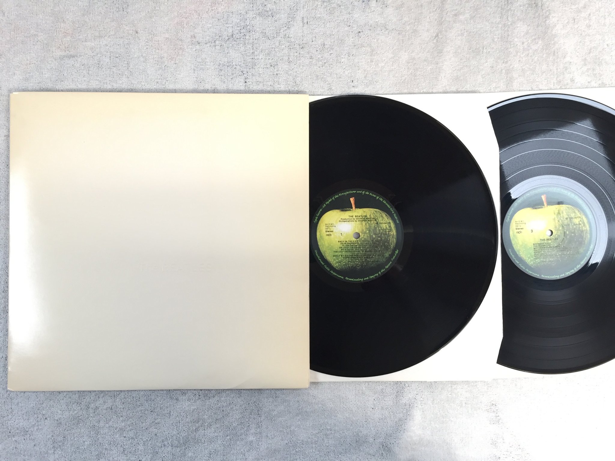Omslagsbild för skivan THE BEATLES white album 2xLP re Swe APPLE 4E 192-04174 with photos & poster