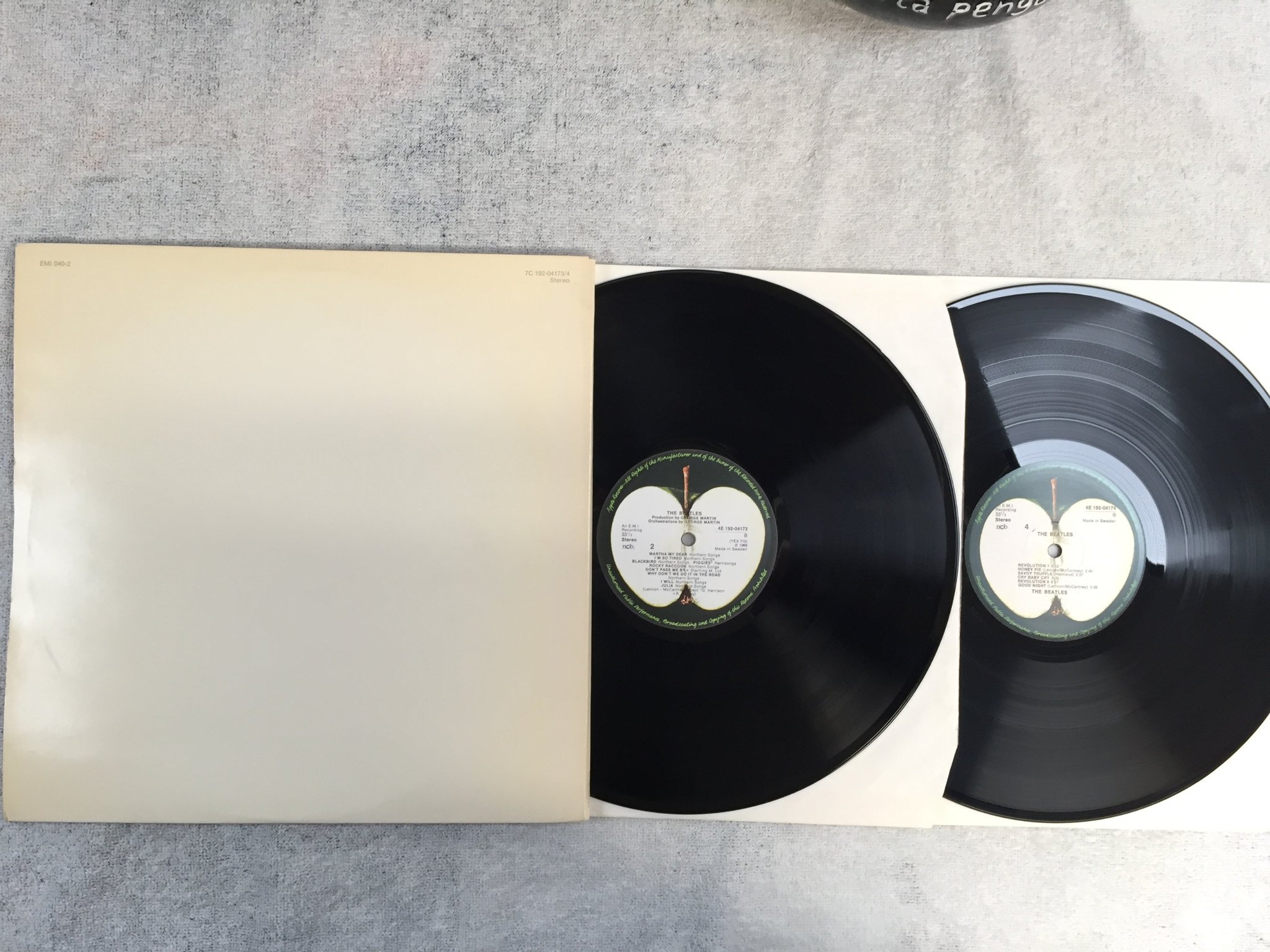 Omslagsbild för skivan THE BEATLES white album 2xLP re Swe APPLE 4E 192-04174 with photos & poster