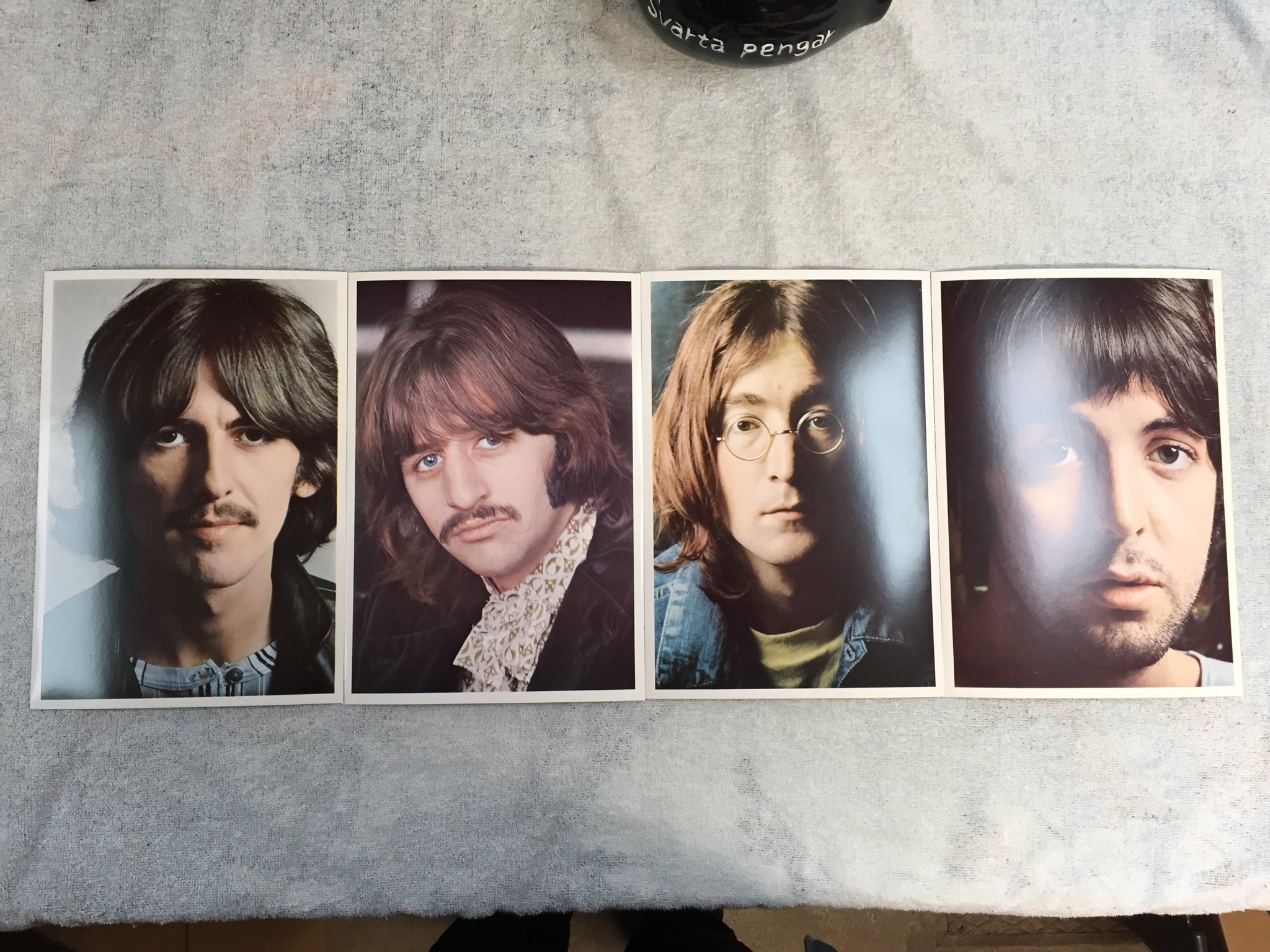 Omslagsbild för skivan THE BEATLES white album 2xLP re Swe APPLE 4E 192-04174 with photos & poster