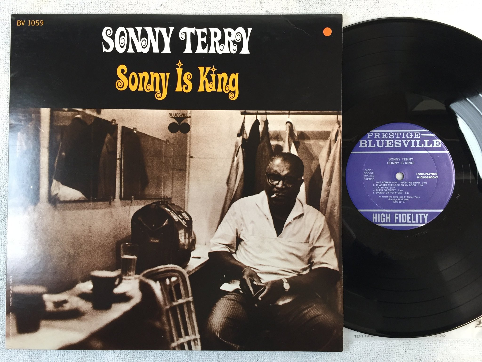 Omslagsbild för skivan SONNY TERRY Sonny is king LP re US PRESTIGE OBC 521