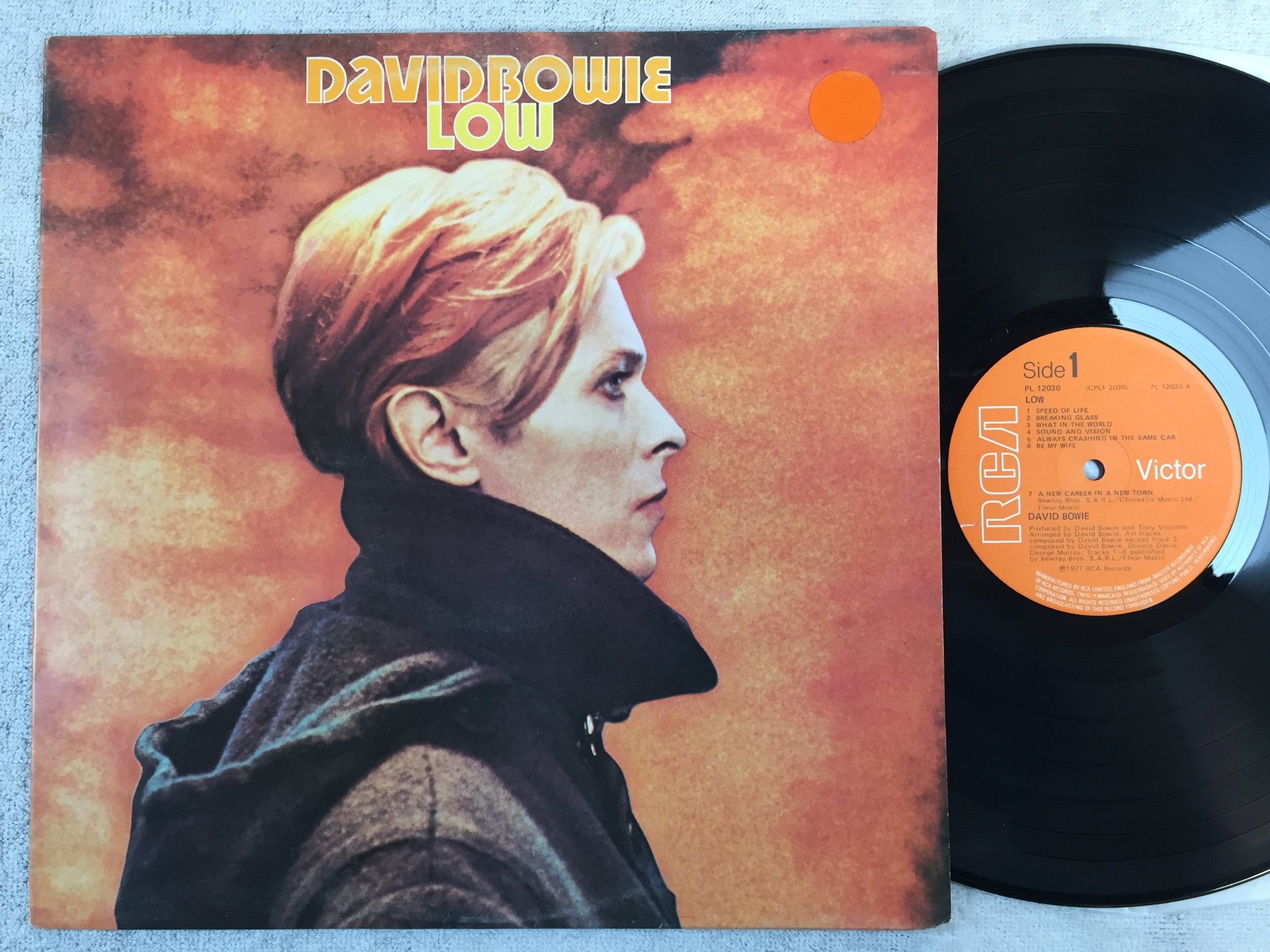 Omslagsbild för skivan DAVID BOWIE low LP -77 UK RCA PL 12030 sticker on backside