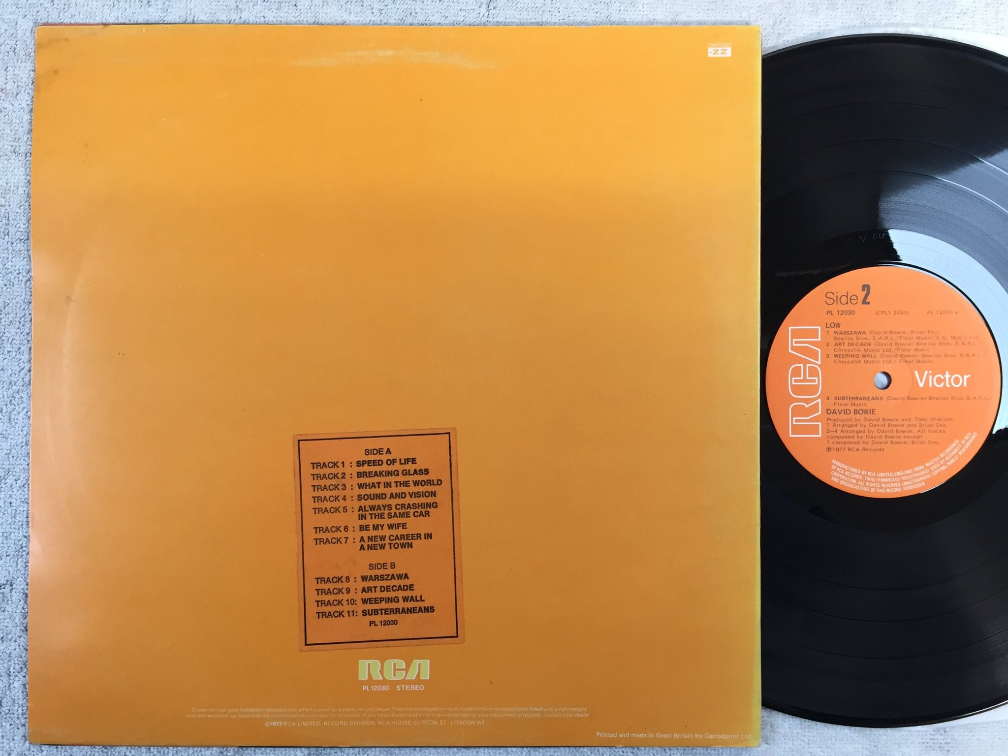 Omslagsbild för skivan DAVID BOWIE low LP -77 UK RCA PL 12030 sticker on backside