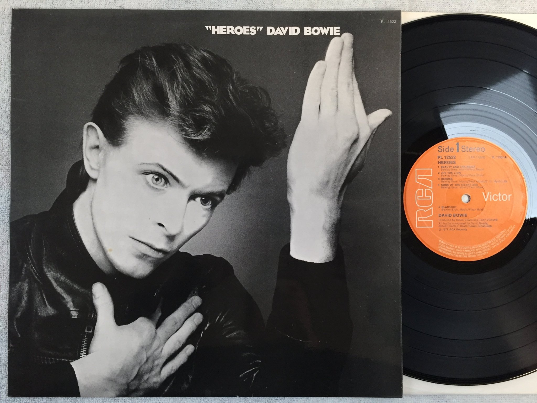 Omslagsbild för skivan DAVID BOWIE heroes LP -77 UK RCA PL 12522 fully laminated