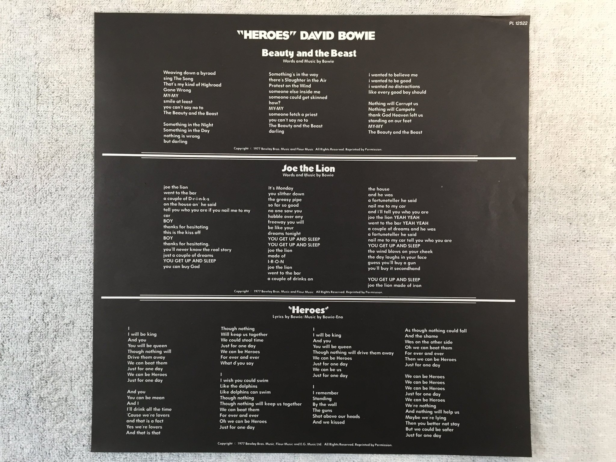 Omslagsbild för skivan DAVID BOWIE heroes LP -77 UK RCA PL 12522 fully laminated