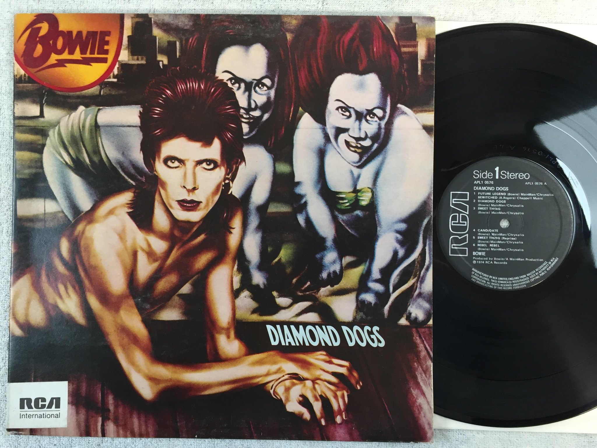 Omslagsbild för skivan DAVID BOWIE diamond dogs LP  UK RCA APL1 0576