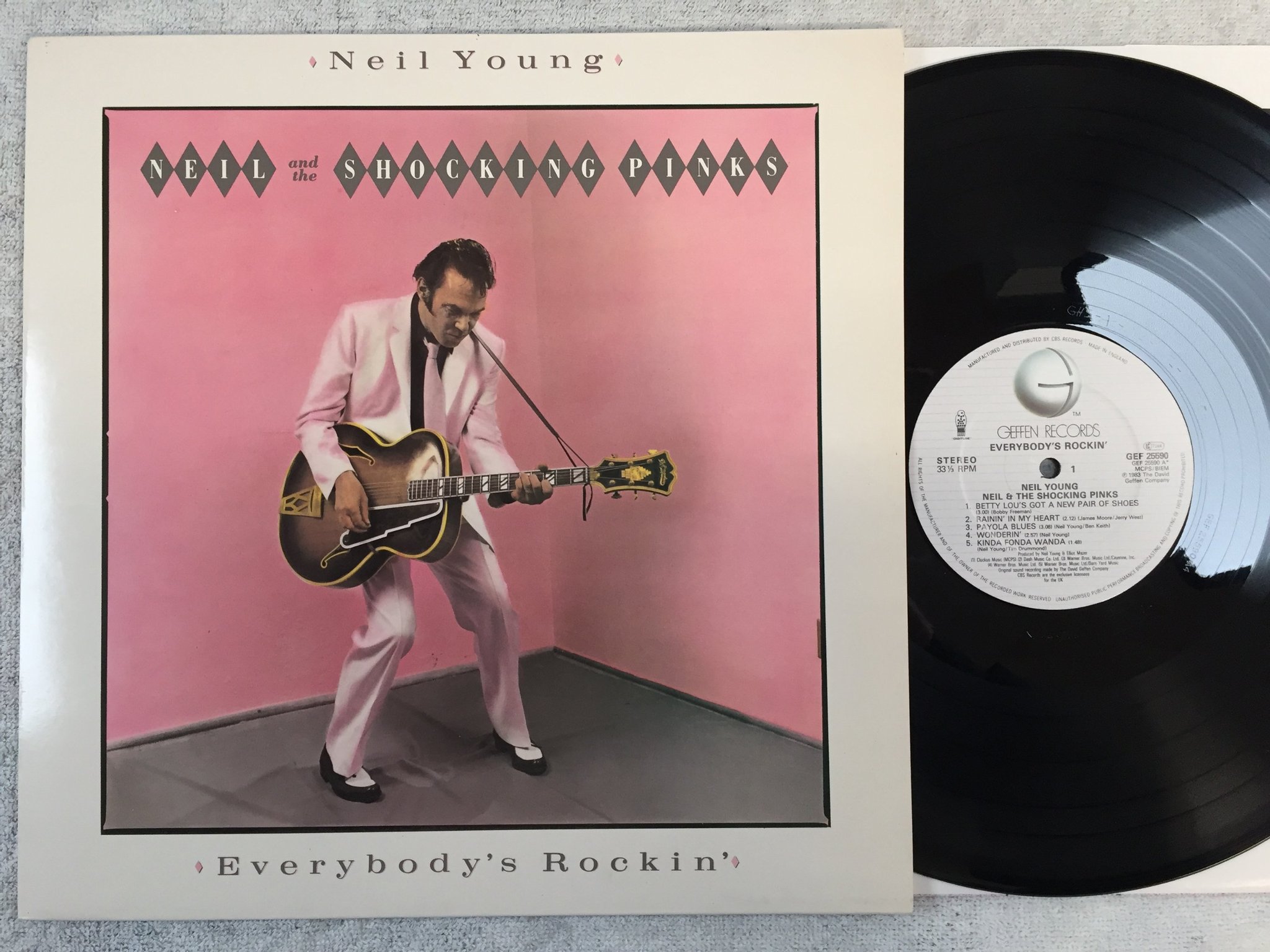 Omslagsbild för skivan Neil Young - everybody's rockin' LP -83 UK GEFFEN GEF 25590