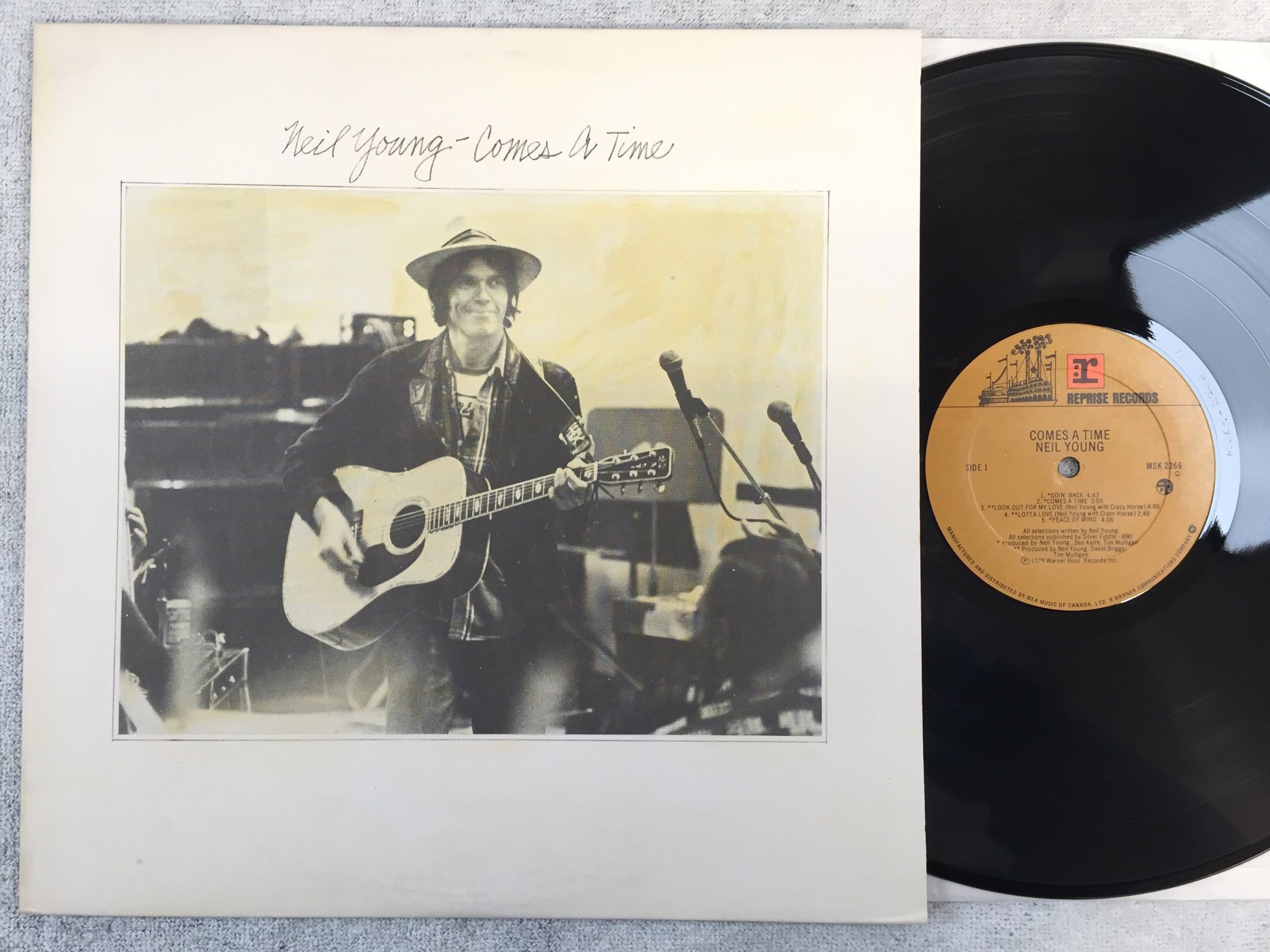 Omslagsbild för skivan Neil Young - comes a time LP -78 Can REPRISE MSK 2266