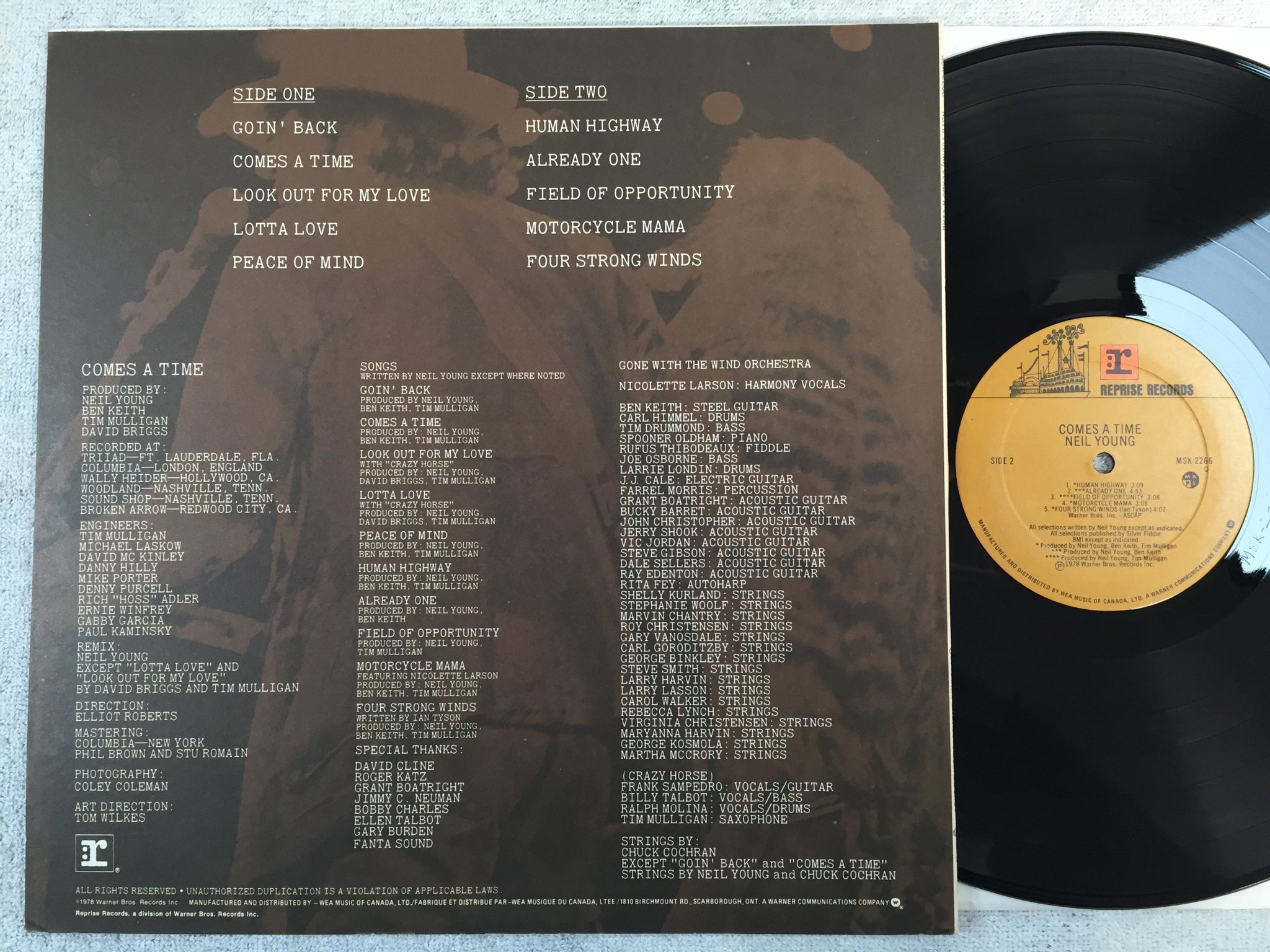 Omslagsbild för skivan Neil Young - comes a time LP -78 Can REPRISE MSK 2266