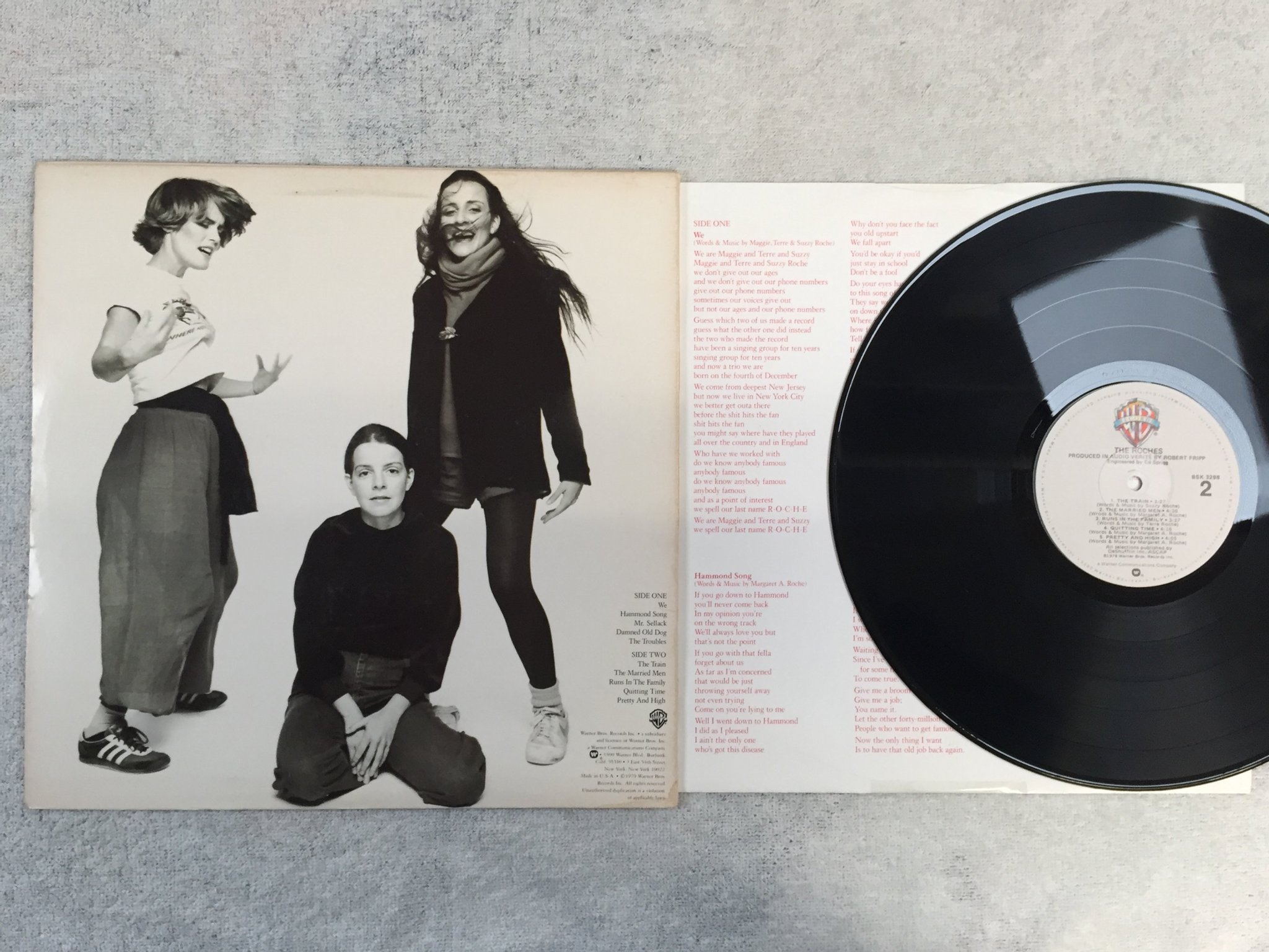 Omslagsbild för skivan THE ROCHES s/t LP -79 Warner Bros BSK 3298