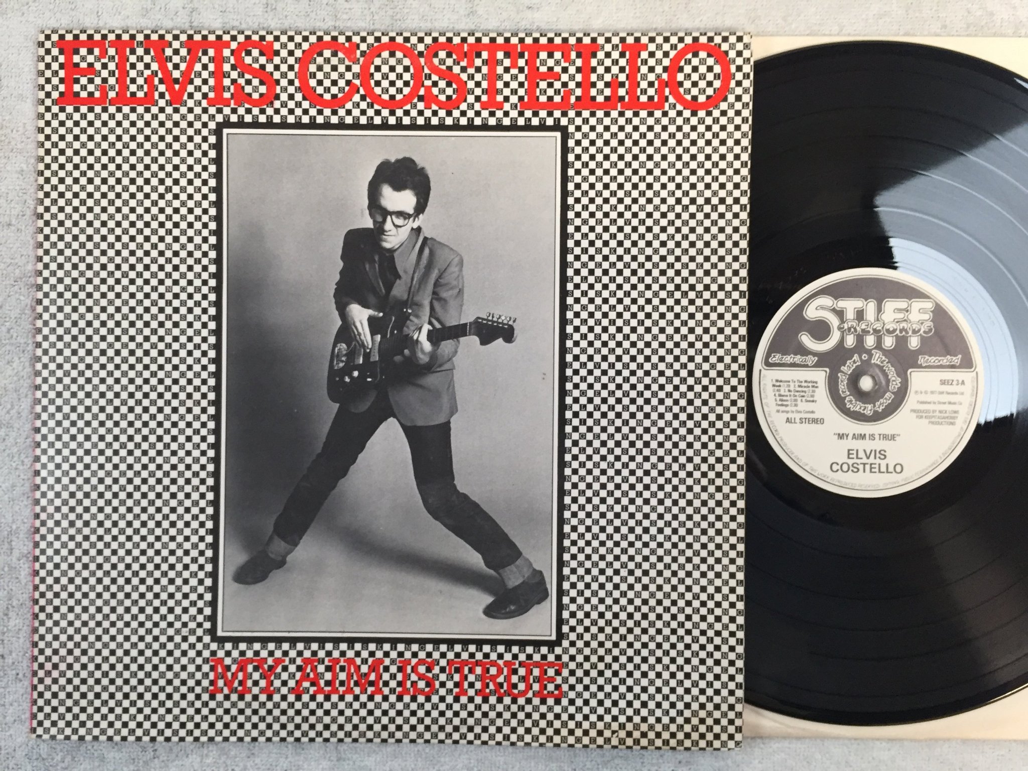 Omslagsbild för skivan ELVIS COSTELLO my aim is true LP. -77 UK STIFF SEEZ-3