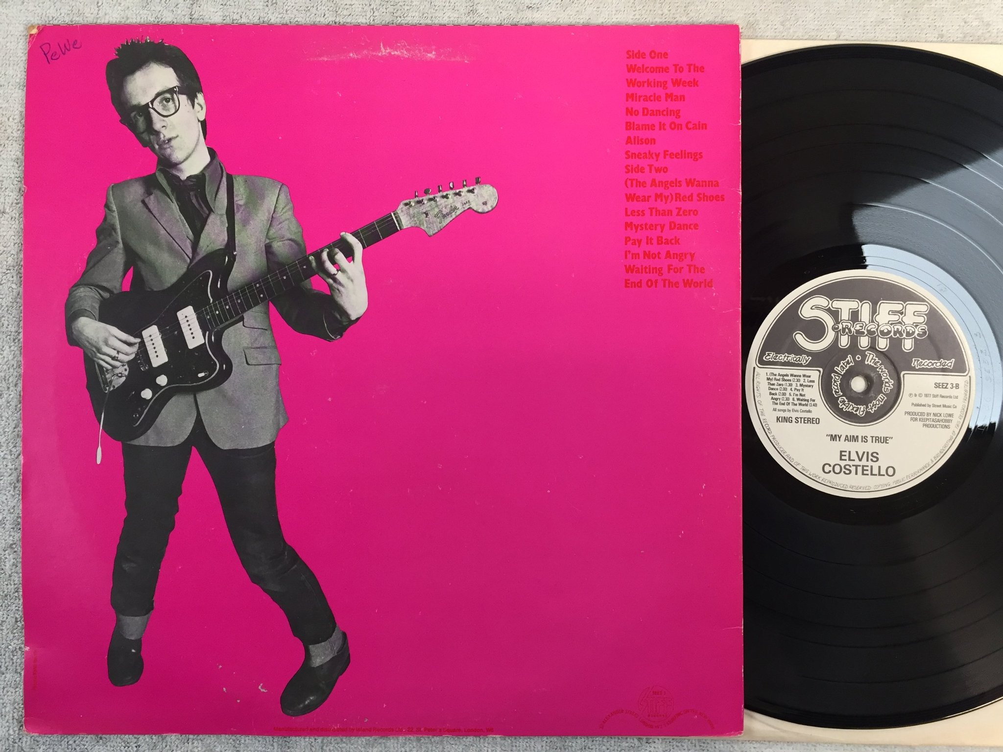Omslagsbild för skivan ELVIS COSTELLO my aim is true LP. -77 UK STIFF SEEZ-3