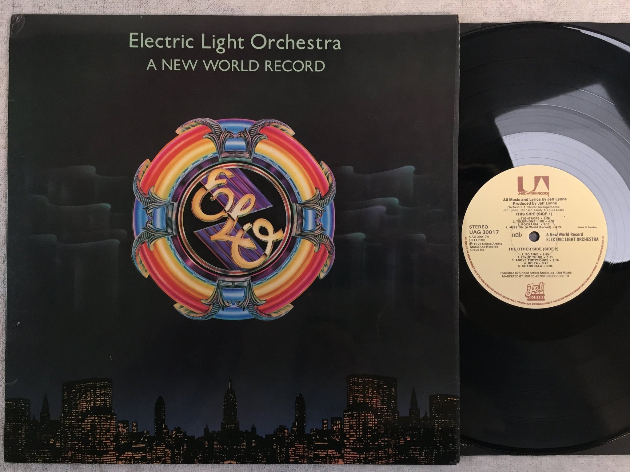 Omslagsbild för skivan ELO a new world record LP -76 ncb UNITED ARTISTS UAG 30017
