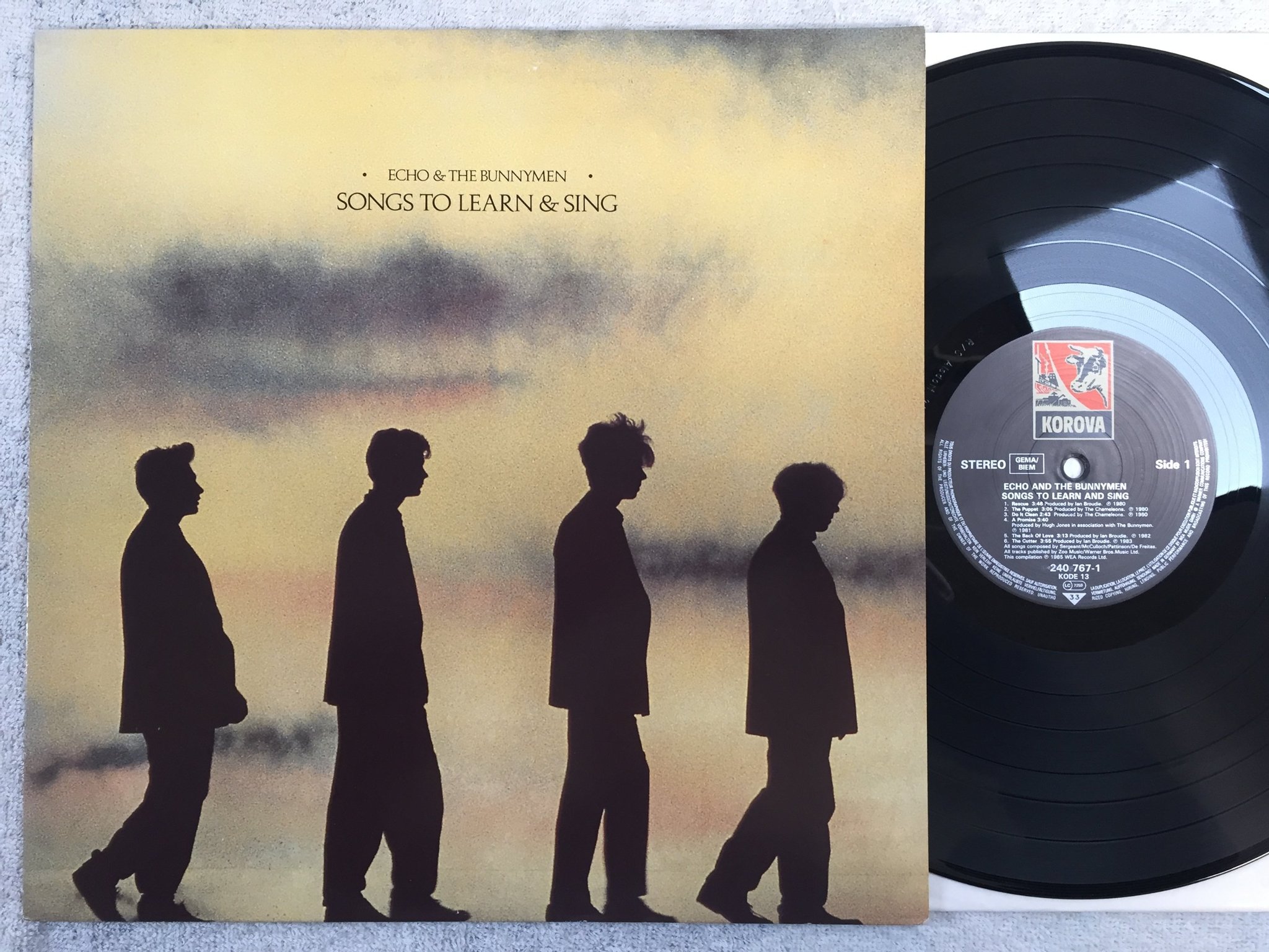 Omslagsbild för skivan ECHO AND THE BUNNYMEN songs to learn and sing LP -85 Ger KOROVA 240767-1
