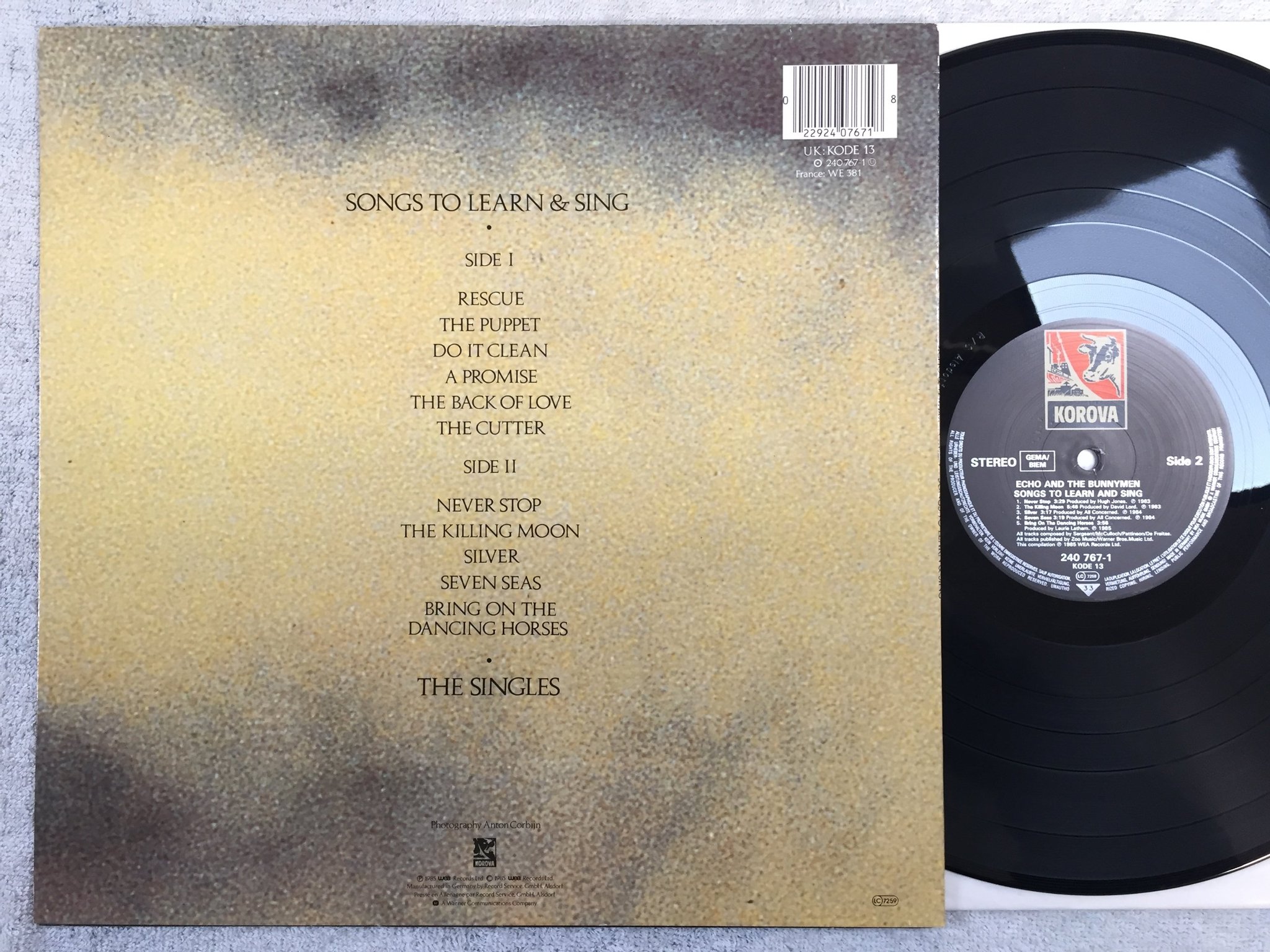 Omslagsbild för skivan ECHO AND THE BUNNYMEN songs to learn and sing LP -85 Ger KOROVA 240767-1
