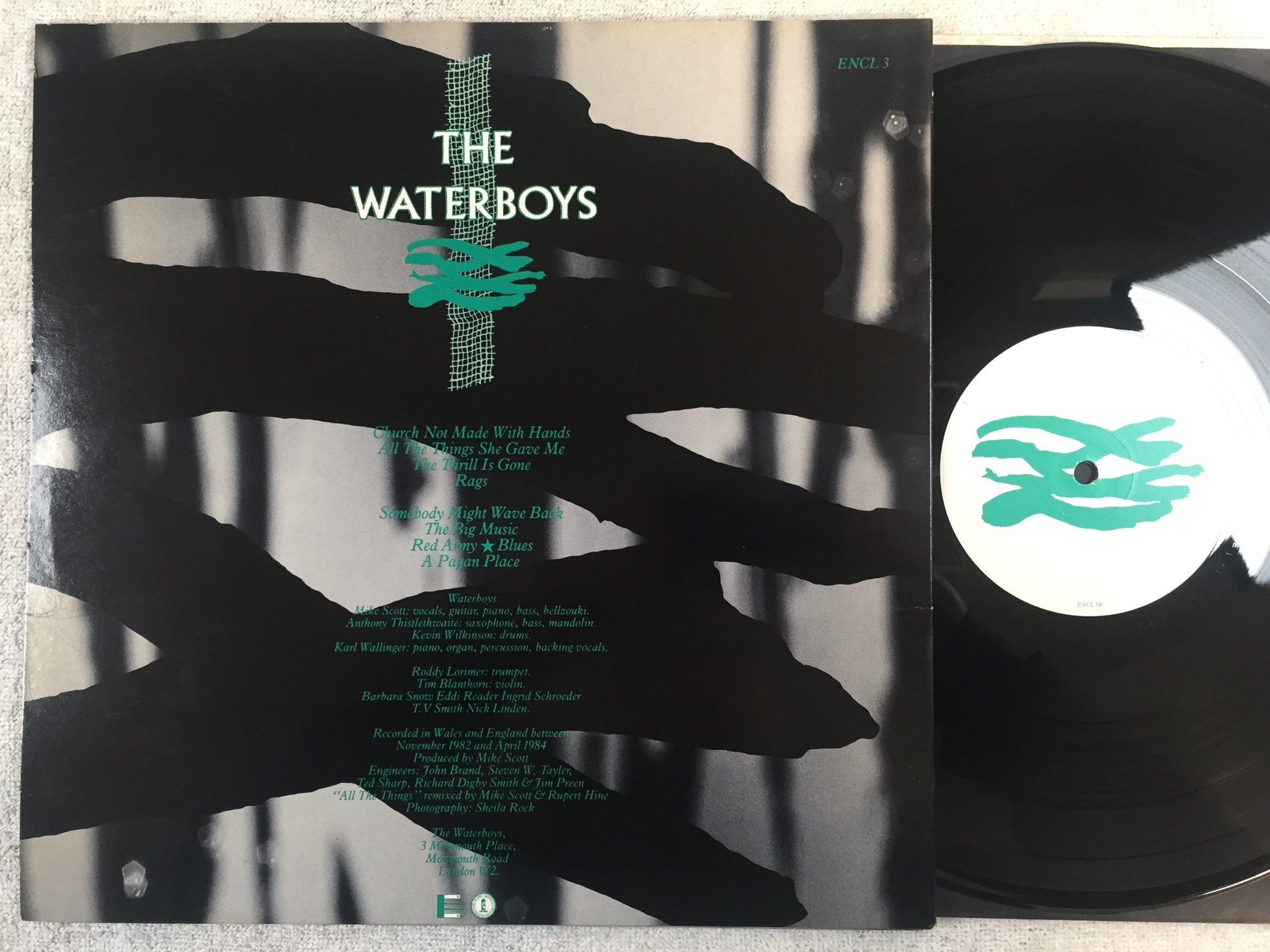 Omslagsbild för skivan THE WATERBOYS a pagan place LP -84 UK ENSIGN ENCL3