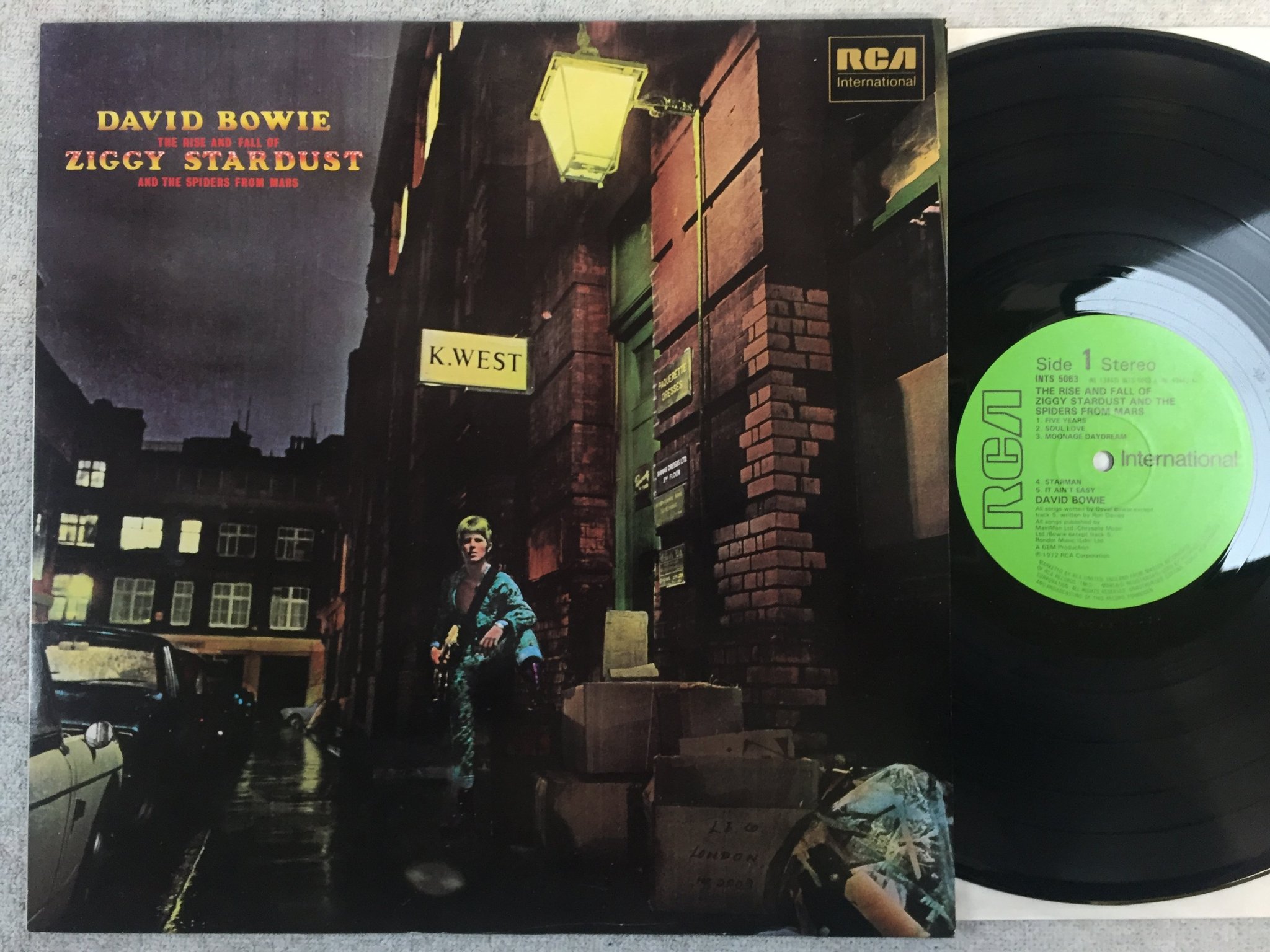 Omslagsbild för skivan DAVID BOWIE the rise and fall of Ziggy Stardust LP re UK RCA INTERNATIONAL INTS 