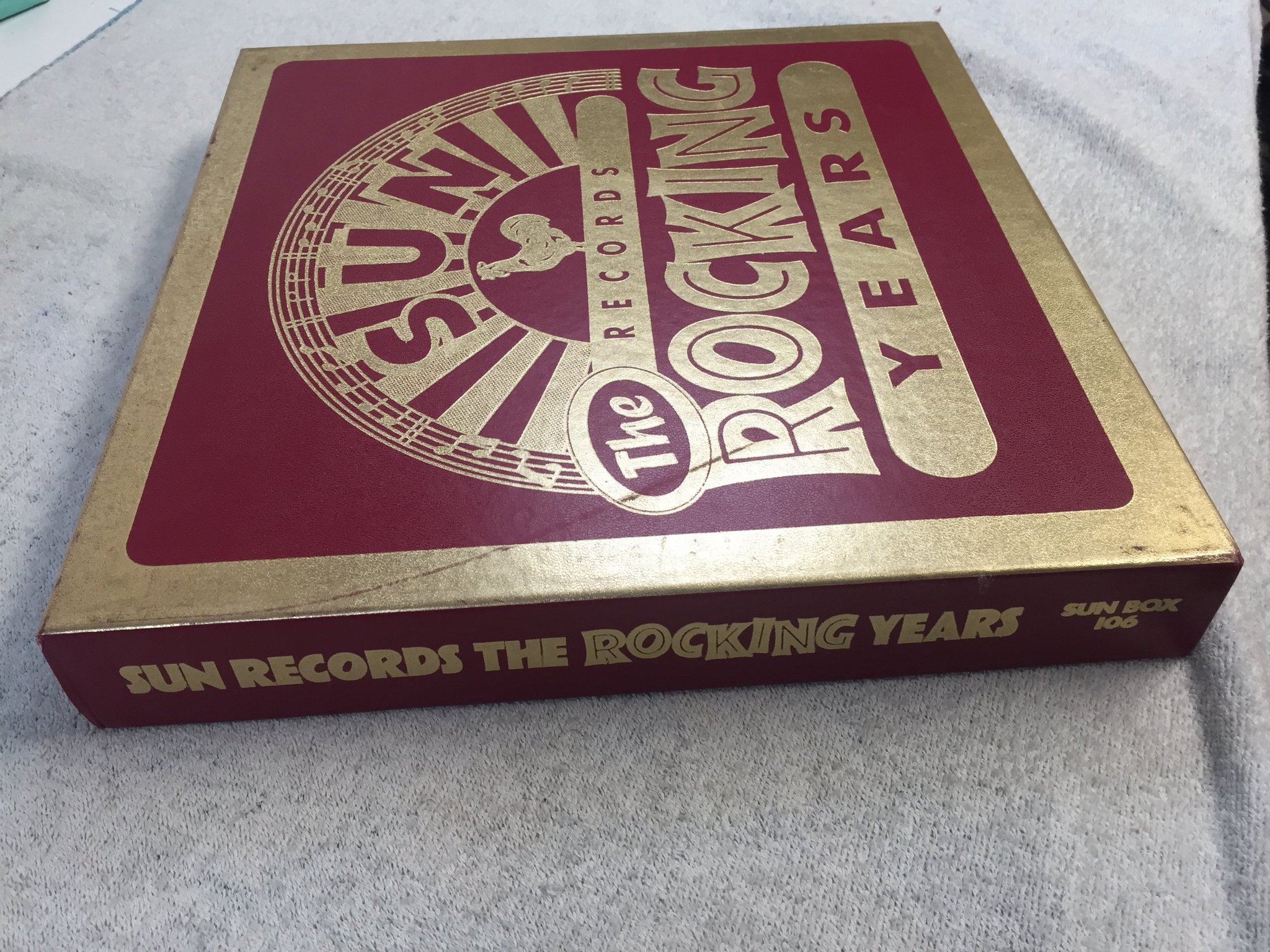 Omslagsbild för skivan V/A Sun Records: The Rocking Years 12xLP box UK SUN BOX 106 ROCK N ROLL !!!