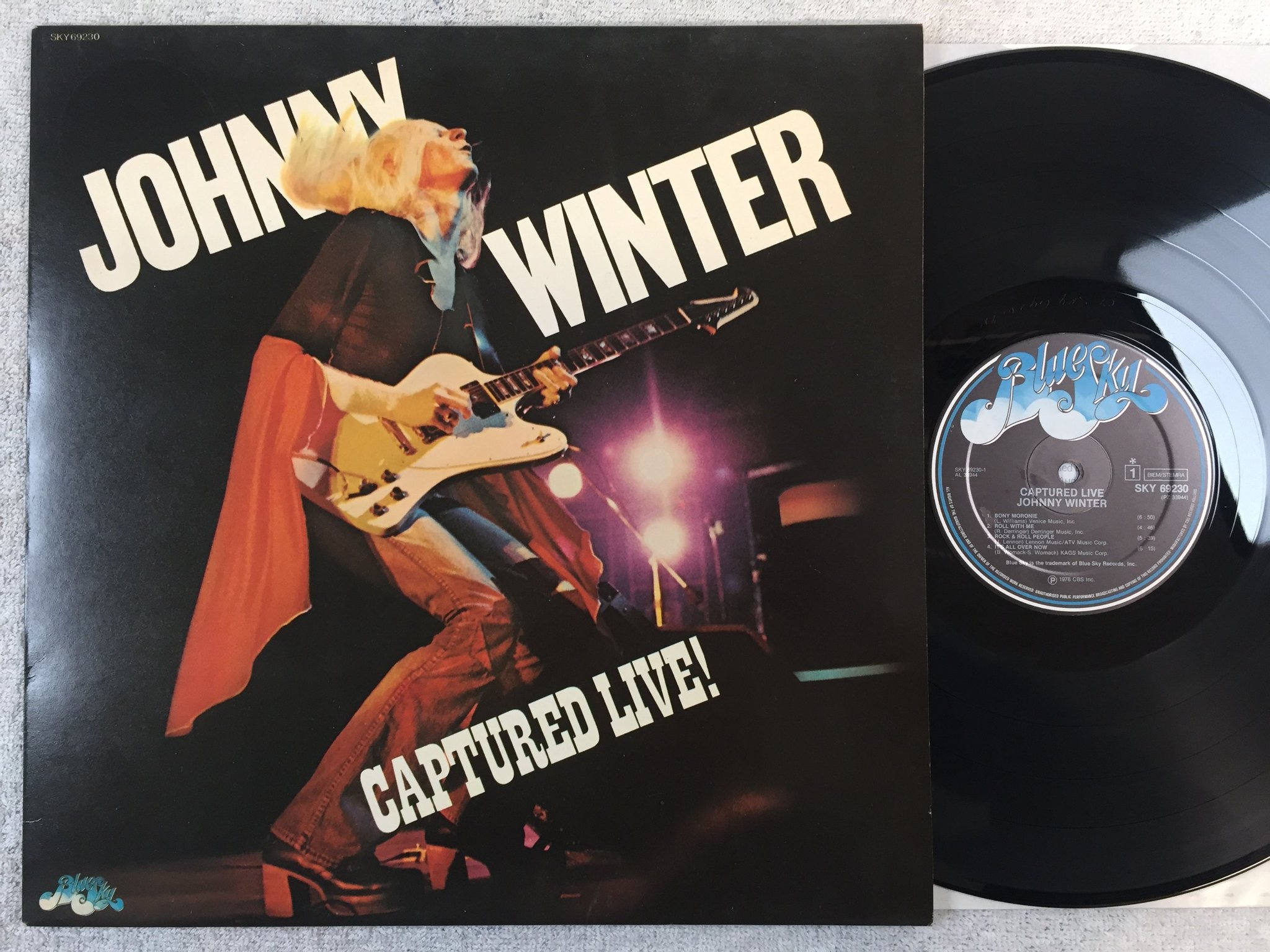 Omslagsbild för skivan JOHNNY WINTER captured live LP -76 Hol BLUE SKY 69230