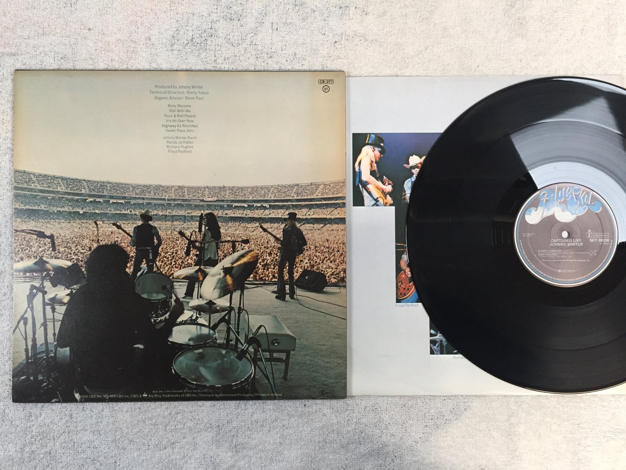 Omslagsbild för skivan JOHNNY WINTER captured live LP -76 Hol BLUE SKY 69230