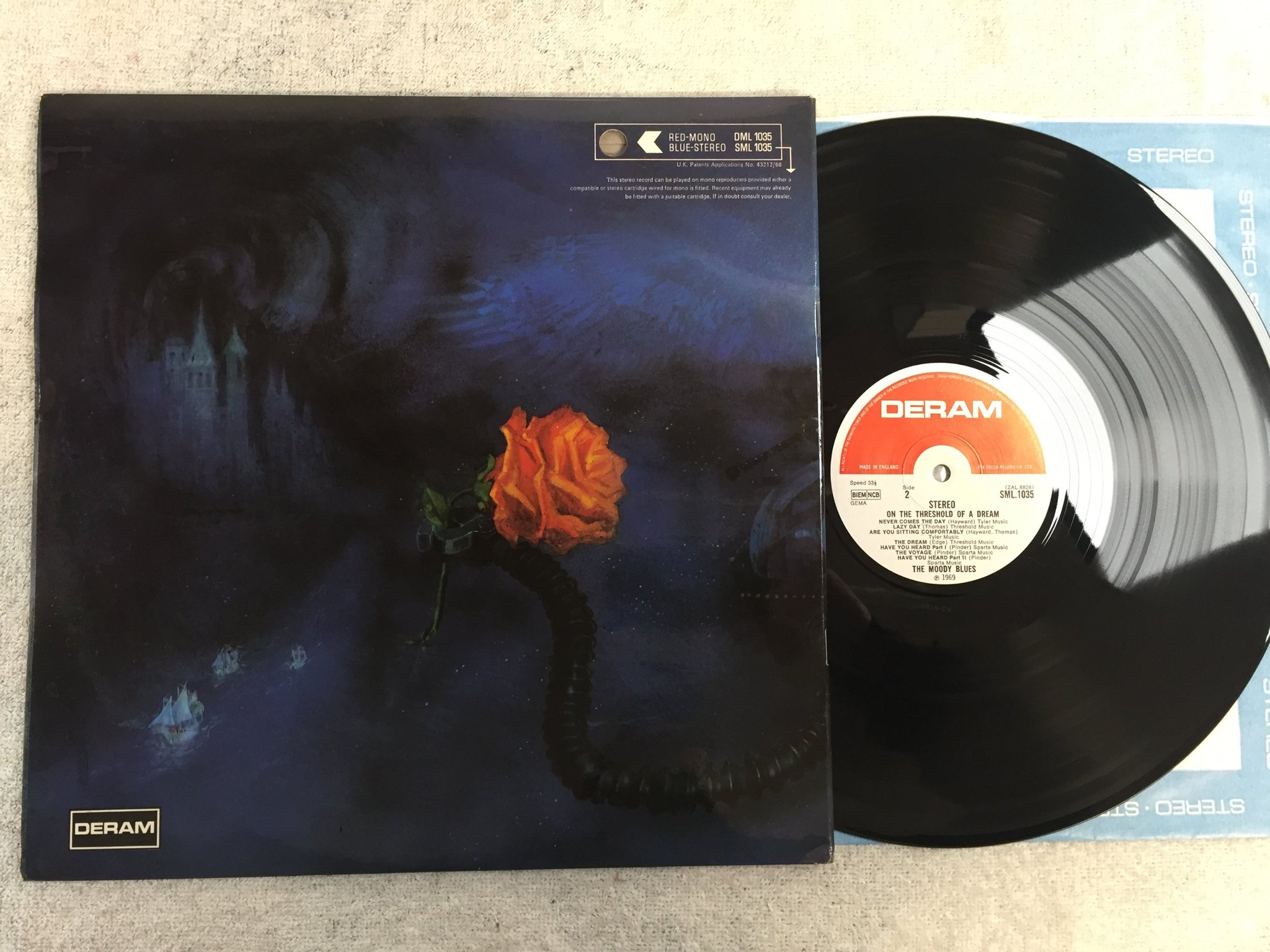 Omslagsbild för skivan THE MOODY BLUES on the threshold of a dream LP -69 UK DERAM SML 1035