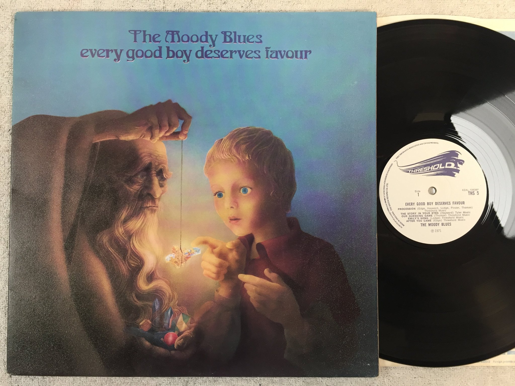 Omslagsbild för skivan THE MOODY BLUES every good boy deserves favour LP -71 UK THRESHOLD THS 5  