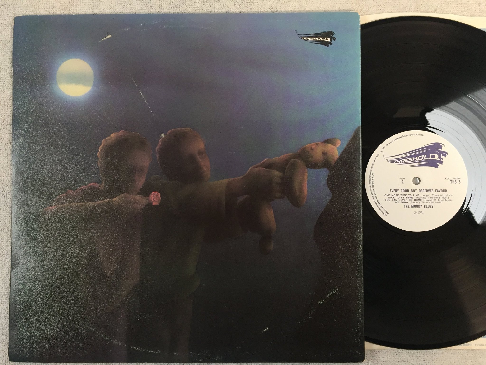 Omslagsbild för skivan THE MOODY BLUES every good boy deserves favour LP -71 UK THRESHOLD THS 5  