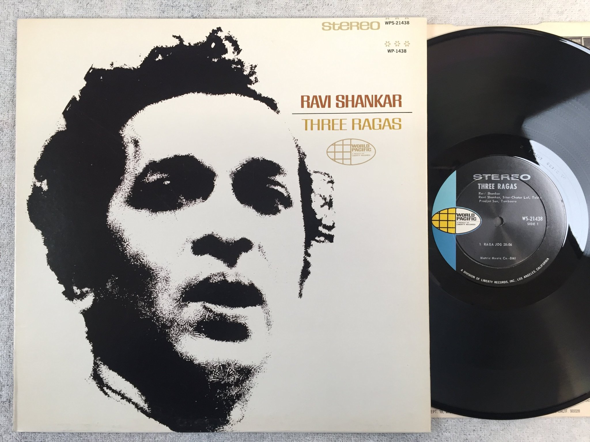 Omslagsbild för skivan RAVI SHANKAR three ragas LP -67 US WORLD PACIFIC WS-21438