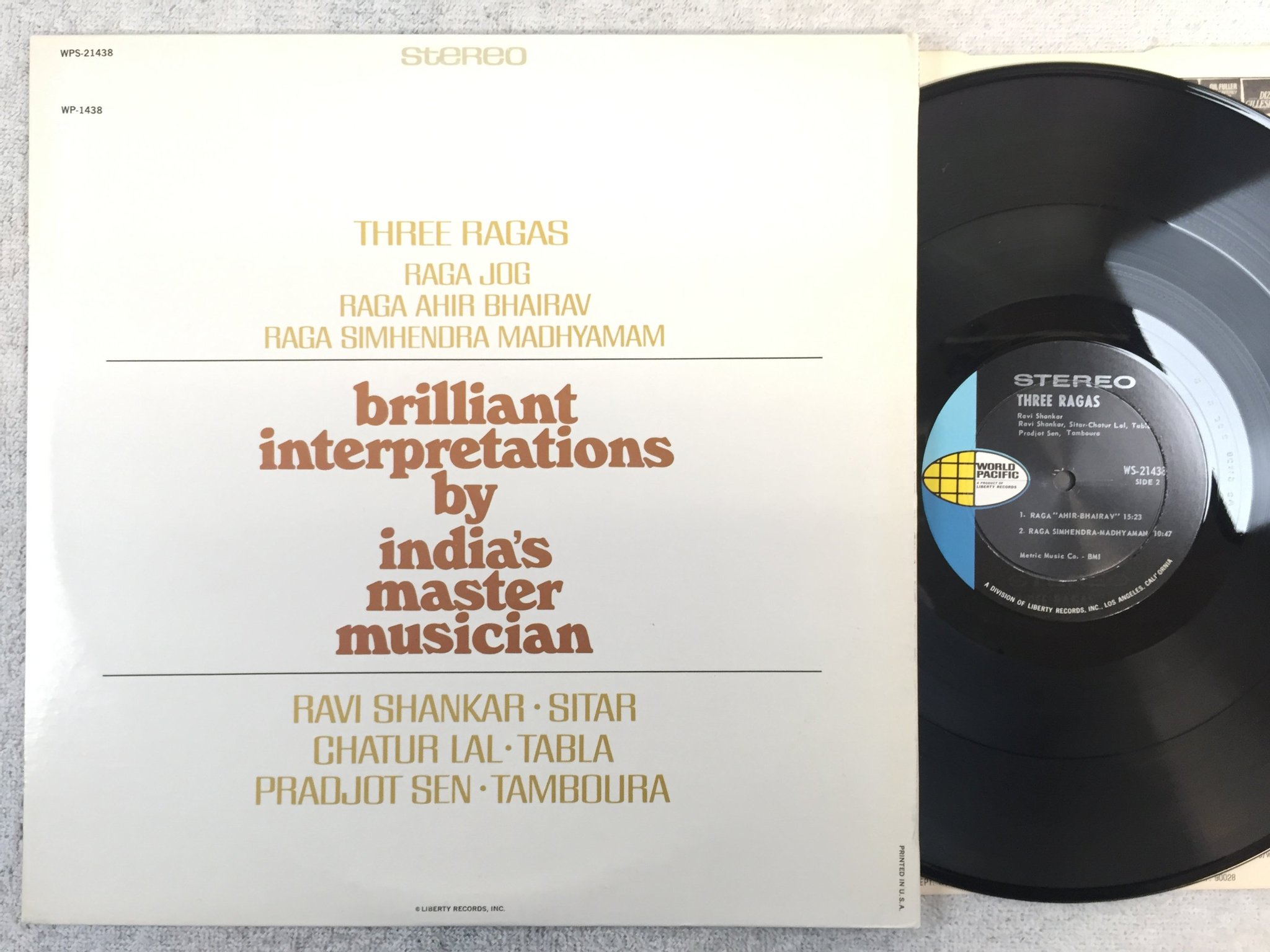 Omslagsbild för skivan RAVI SHANKAR three ragas LP -67 US WORLD PACIFIC WS-21438