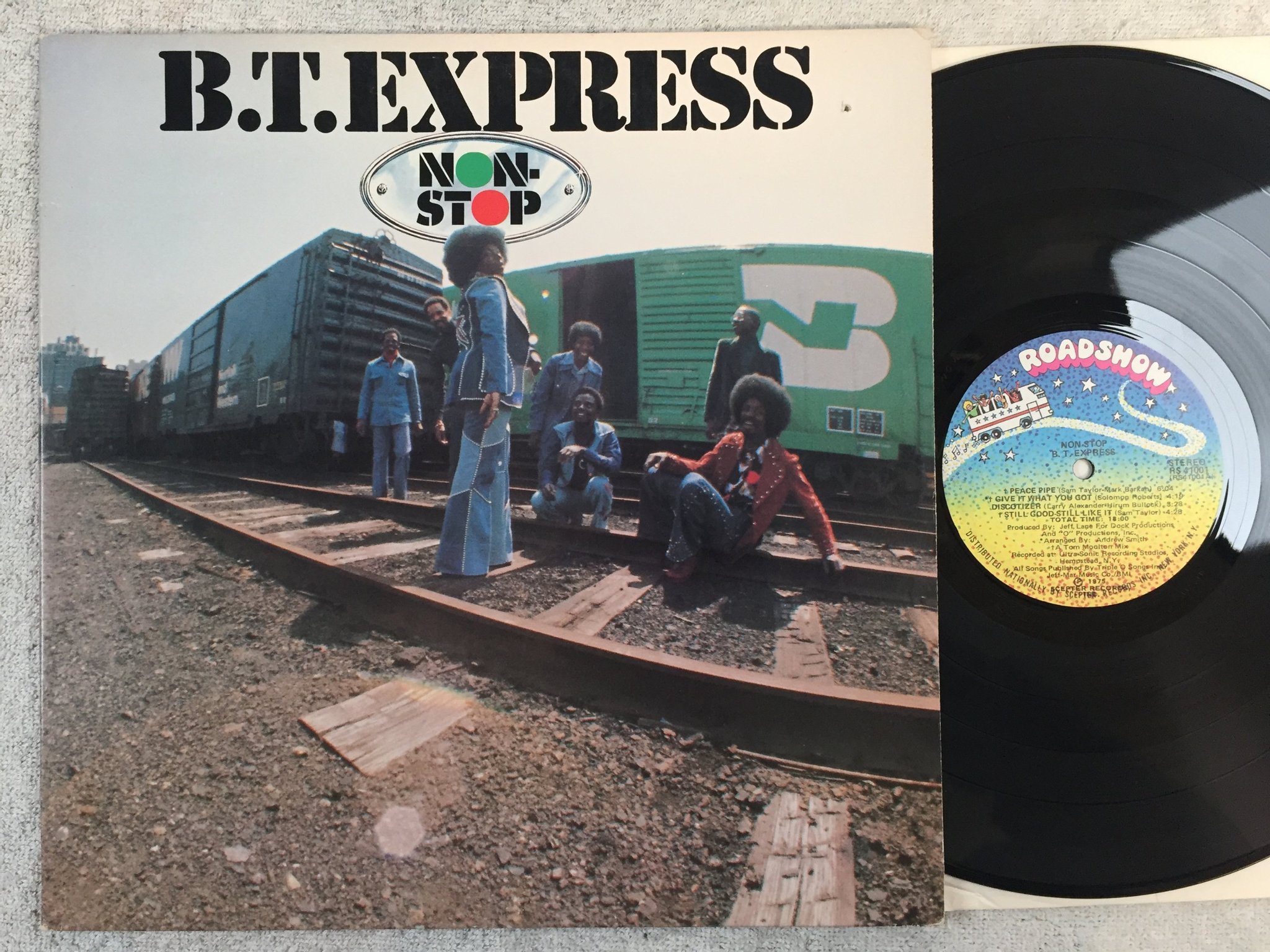Omslagsbild för skivan B.T. EXPRESS non-stop LP -75 US ROADSHOW RS 41001