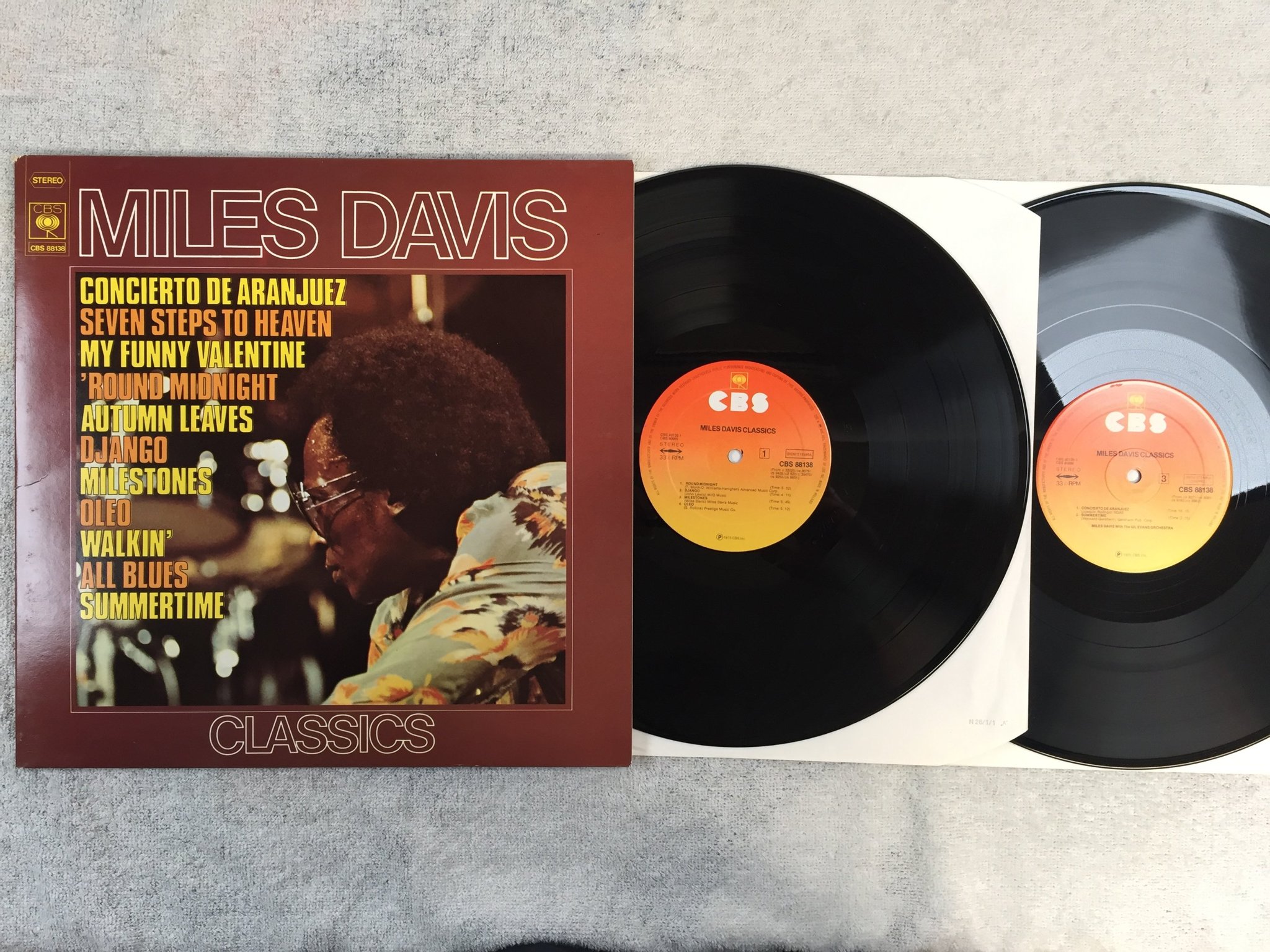 Omslagsbild för skivan MILES DAVIS classics 2xLP -75 Hol CBS 88138