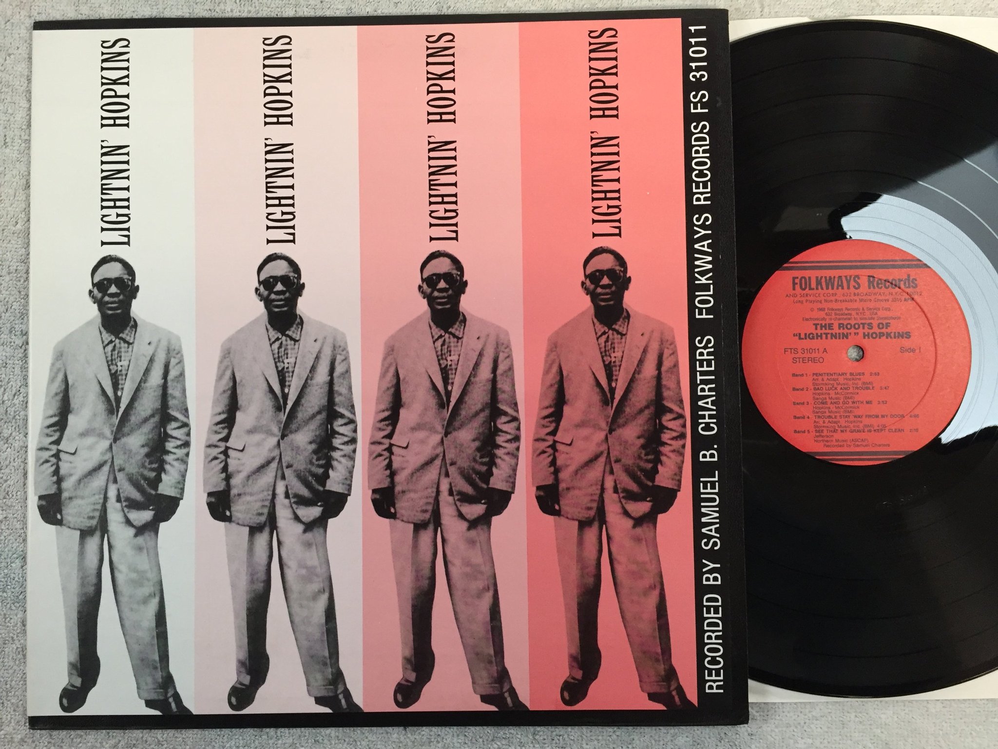 Omslagsbild för skivan LIGHTNIN HOPKINS the roots of ... LP -68 US FOLKWAYS FTS 31011