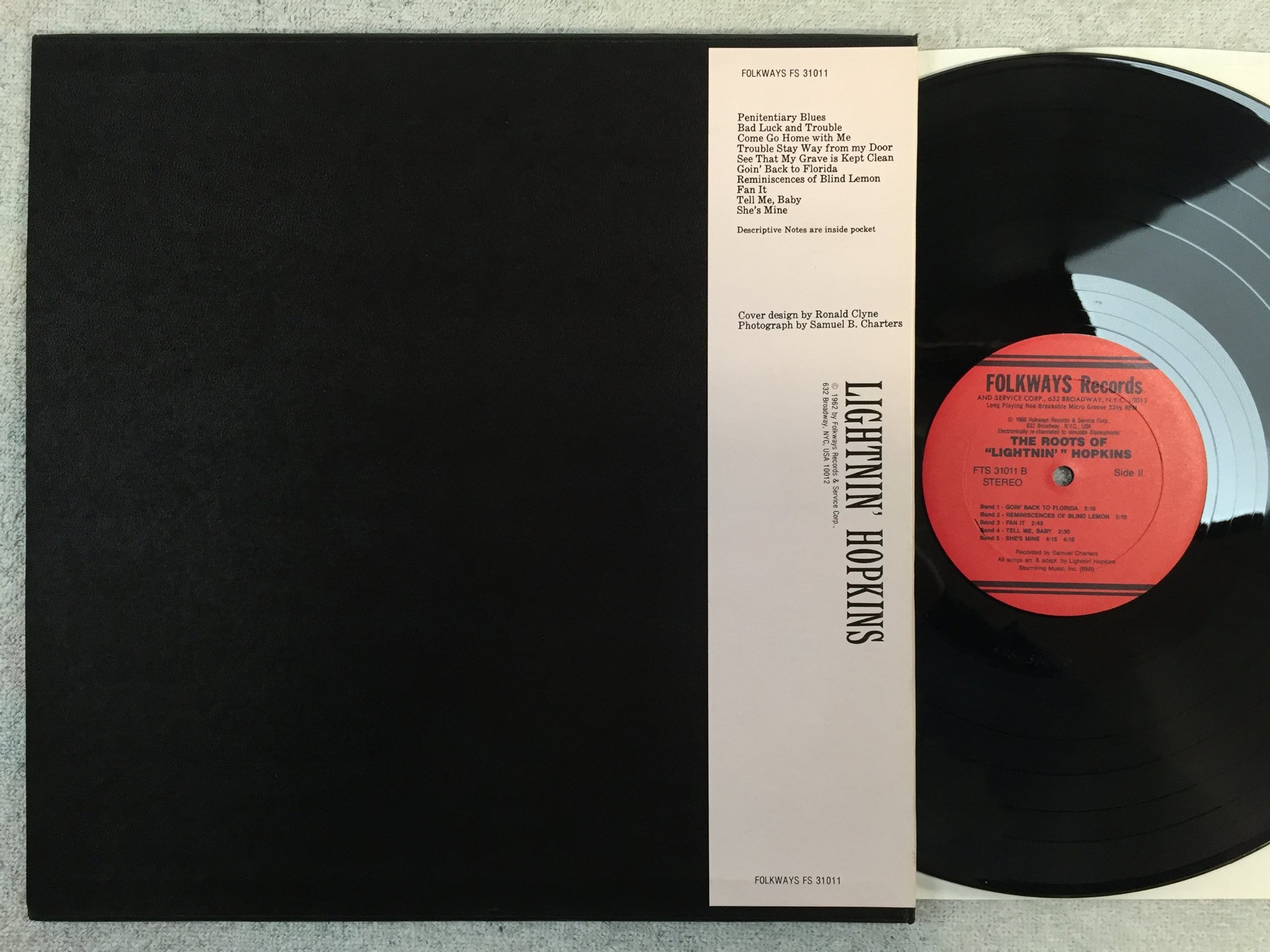 Omslagsbild för skivan LIGHTNIN HOPKINS the roots of ... LP -68 US FOLKWAYS FTS 31011