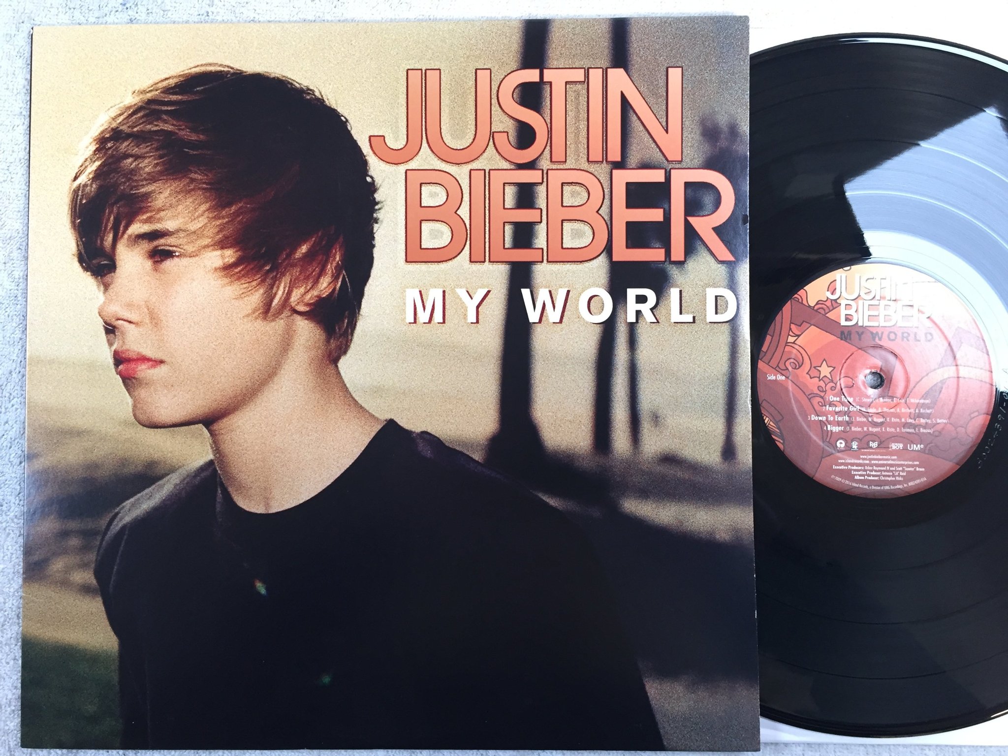 Omslagsbild för skivan JUSTIN BIEBER My World LP 2016 US DEF JAM B0024391-01