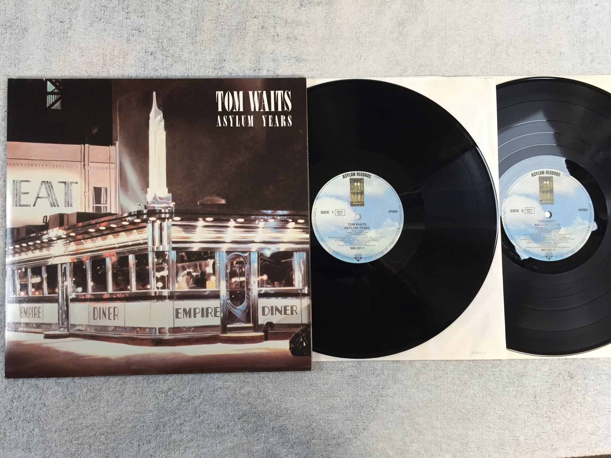Omslagsbild för skivan TOM WAITS asylum years 2xLP re Ger AYLUM 960321-1