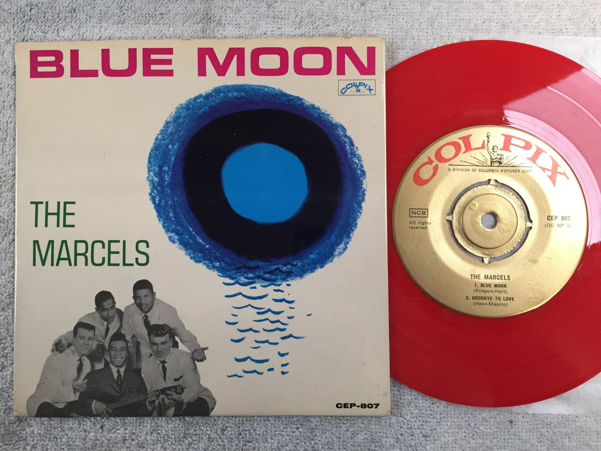 Omslagsbild för skivan THE MARCELS blue moon 7"ep -61 Swe COLPIX CEP-807 red vinyl 