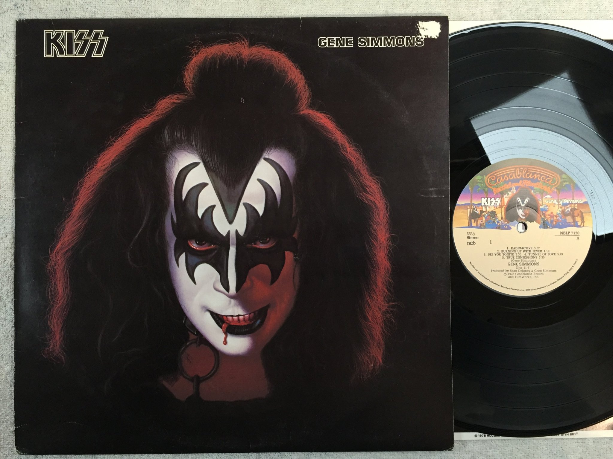 Omslagsbild för skivan KISS / GENE SIMMONS s/t LP -78 ncb CASABLANCA NBLP 7120 w/ poster