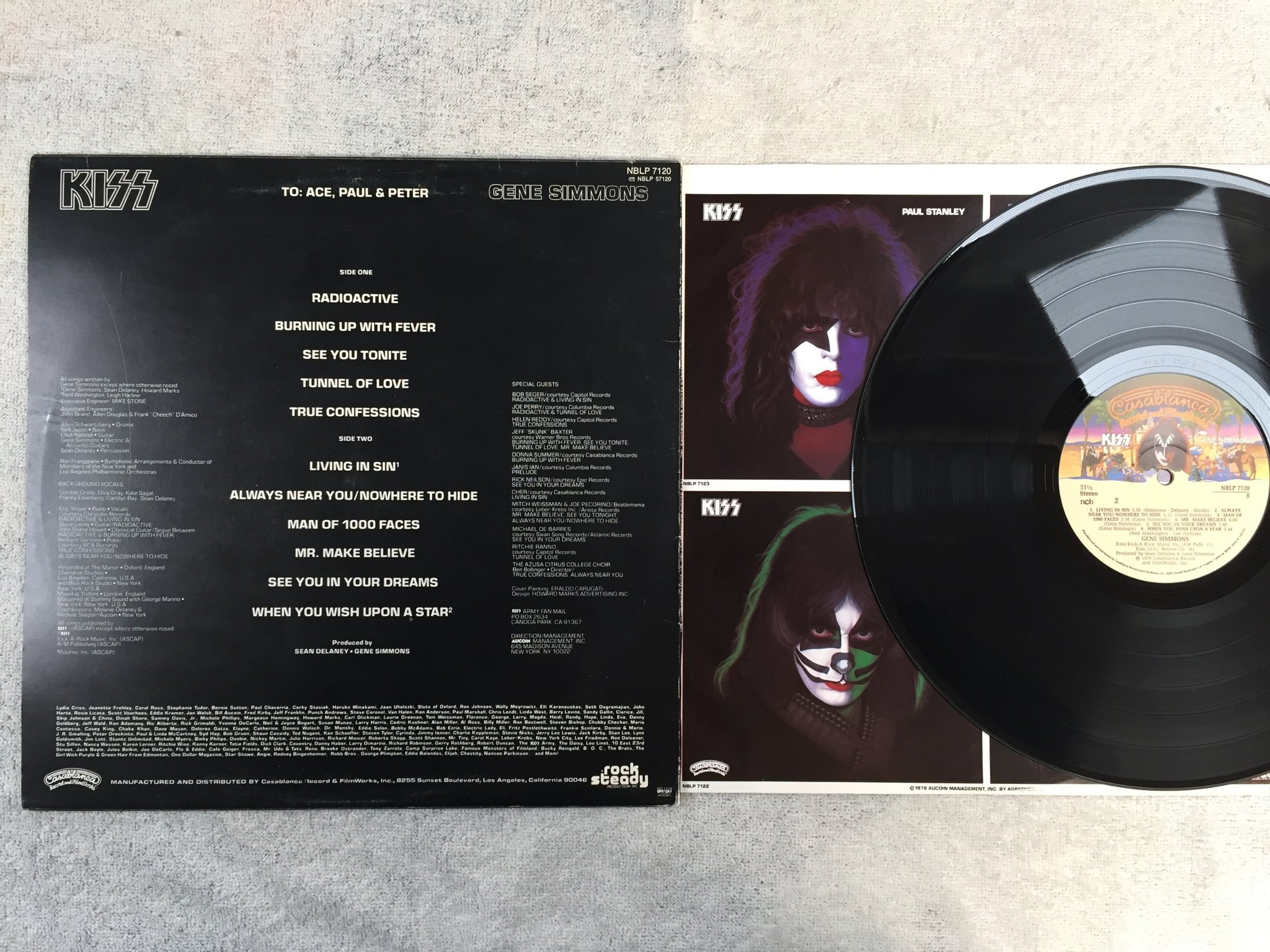 Omslagsbild för skivan KISS / GENE SIMMONS s/t LP -78 ncb CASABLANCA NBLP 7120 w/ poster