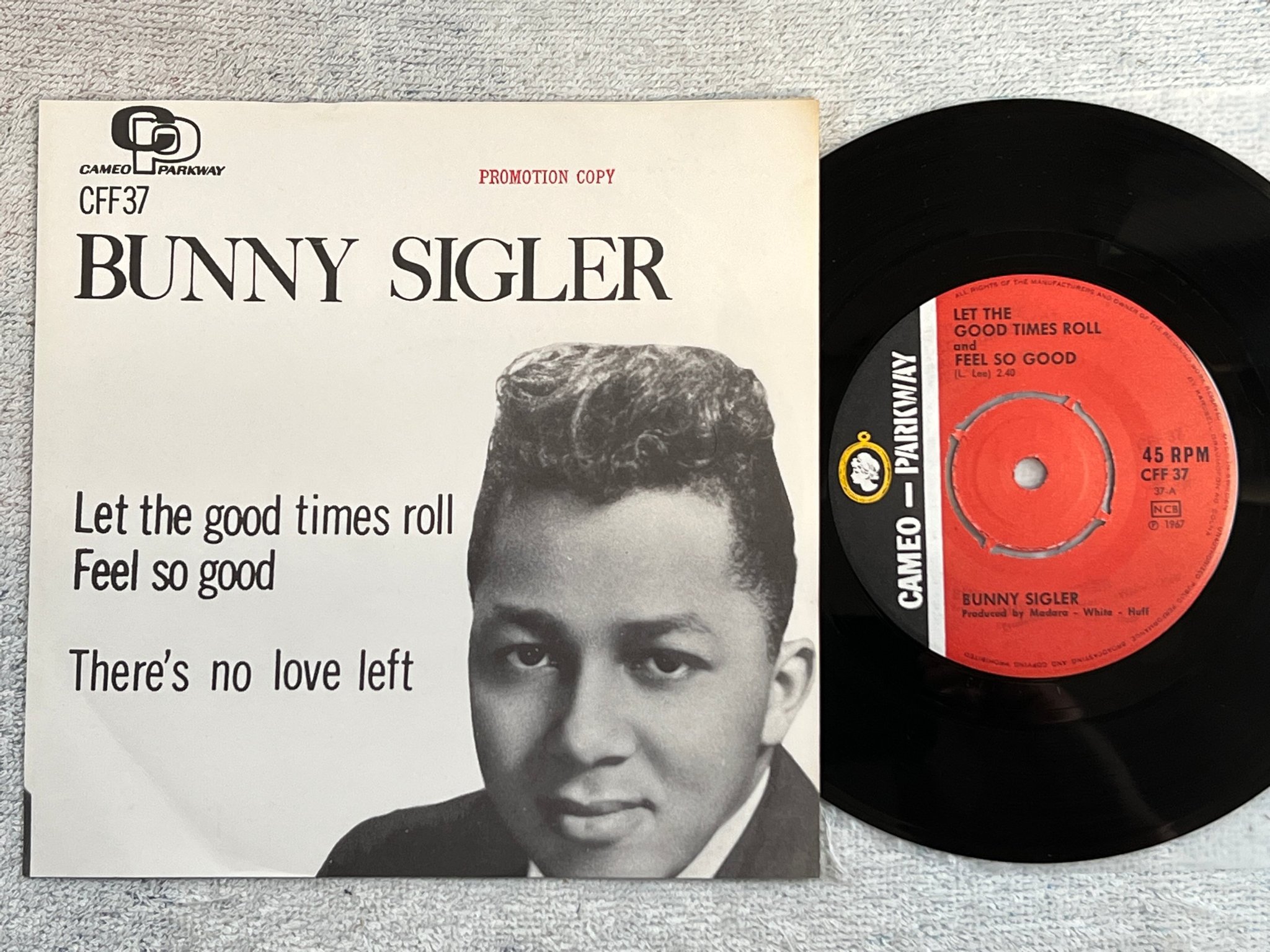 Omslagsbild för skivan BUNNY SIGLER let the good times roll 7”single -67 CAMEO CFF 37 Rhythm & blues