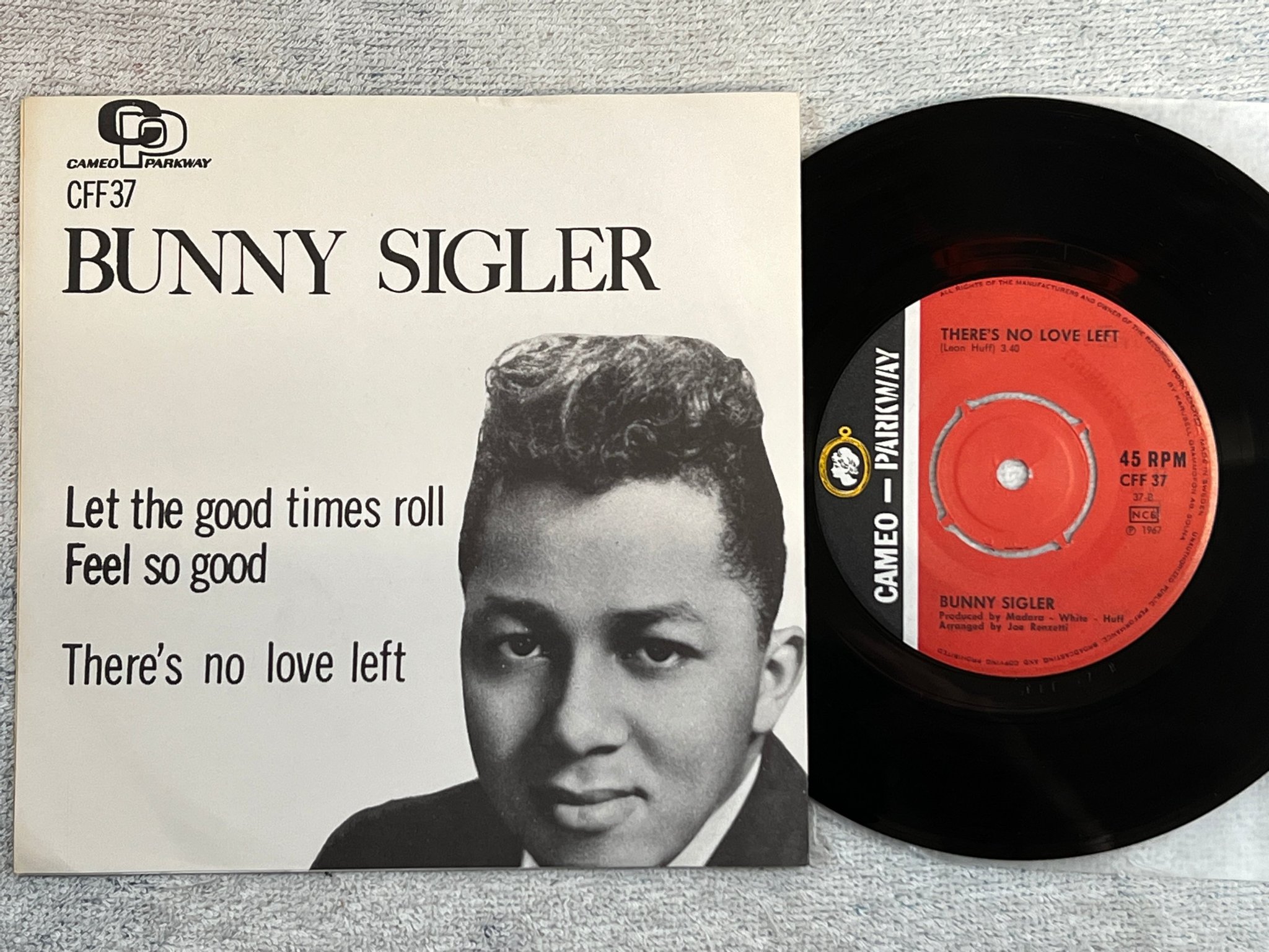 Omslagsbild för skivan BUNNY SIGLER let the good times roll 7”single -67 CAMEO CFF 37 Rhythm & blues