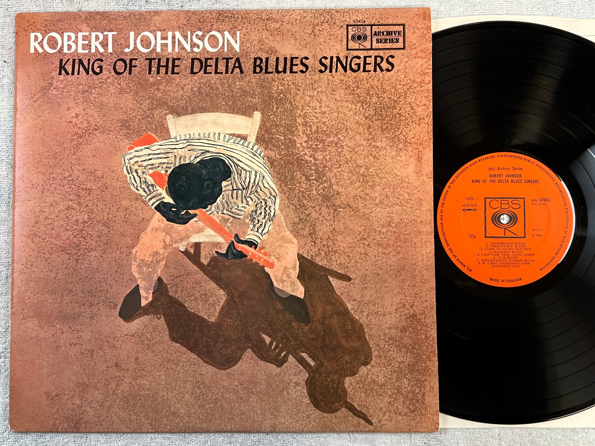 Omslagsbild för skivan ROBERT JOHNSON king of the delta blues singers LP -66 UK CBS BPG 62456