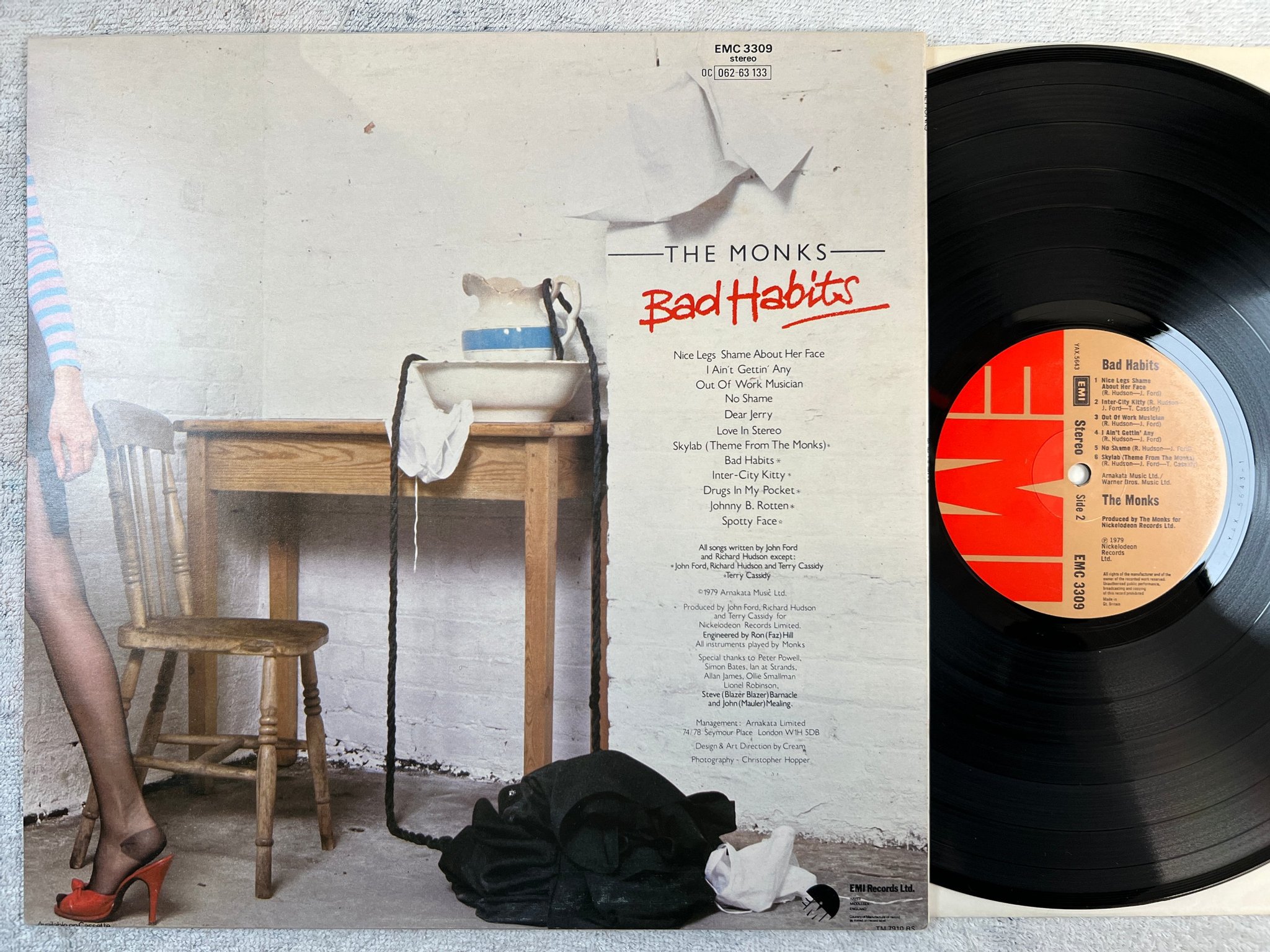 Omslagsbild för skivan THE MONKS bad habits LP -79 UK EMI EMC 3309